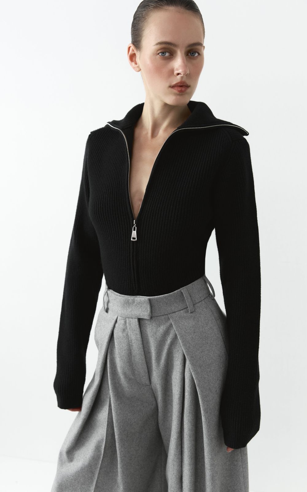 ZipperニットBODYスーツ ALEXIA Knitted Zip Bodysuit - Black | COOSH