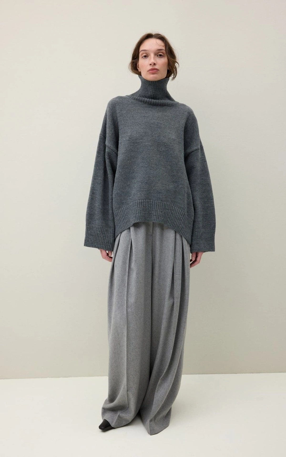 Sweter AMI z wełny z kołnierzem-stójką
