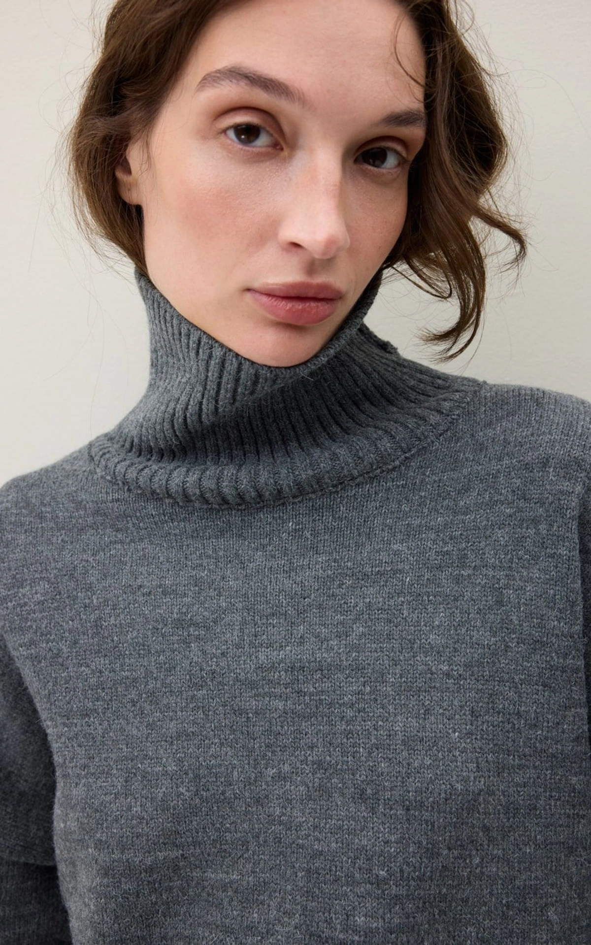 Sweter AMI z wełny z kołnierzem-stójką