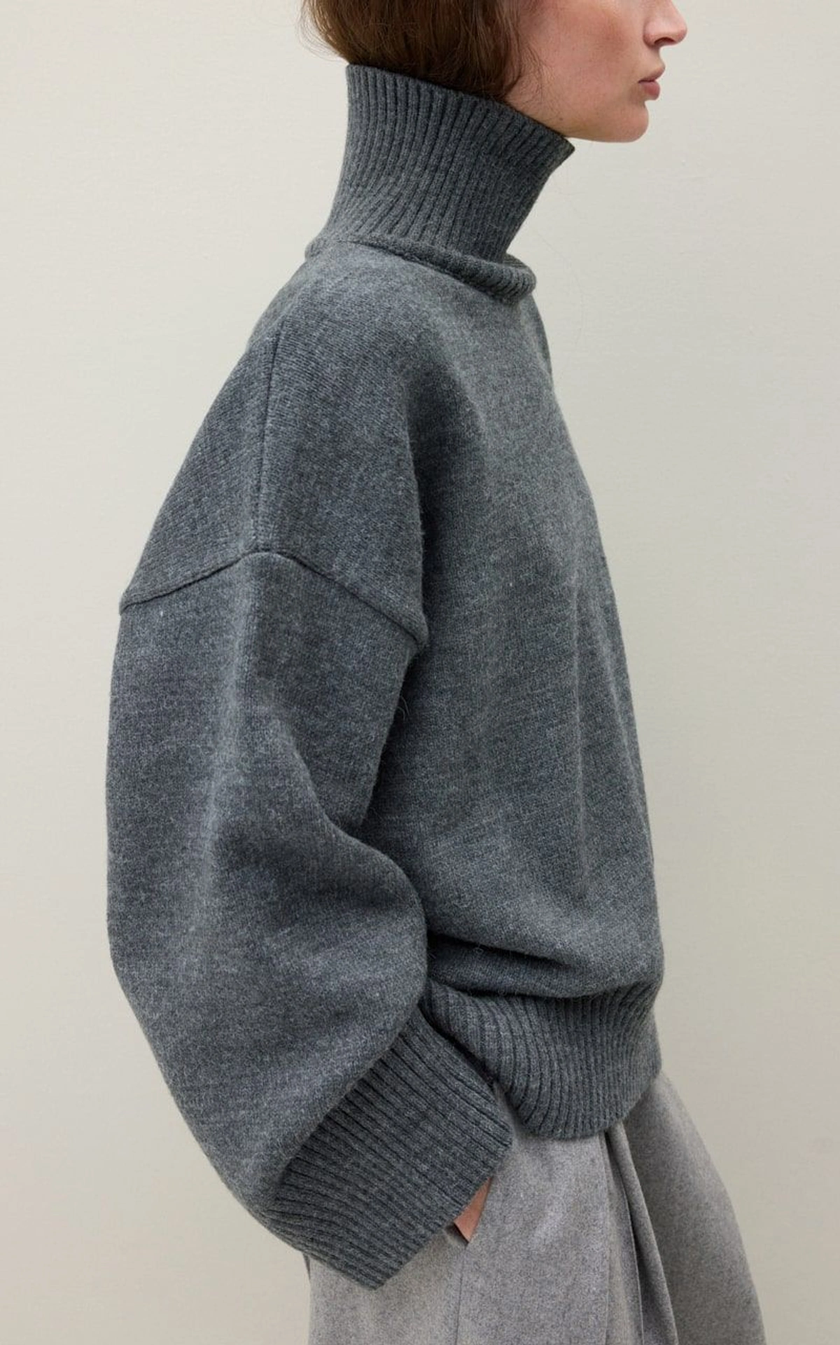 Sweter AMI z wełny z kołnierzem-stójką