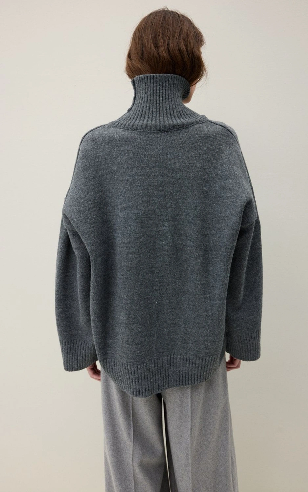 Sweter AMI z wełny z kołnierzem-stójką