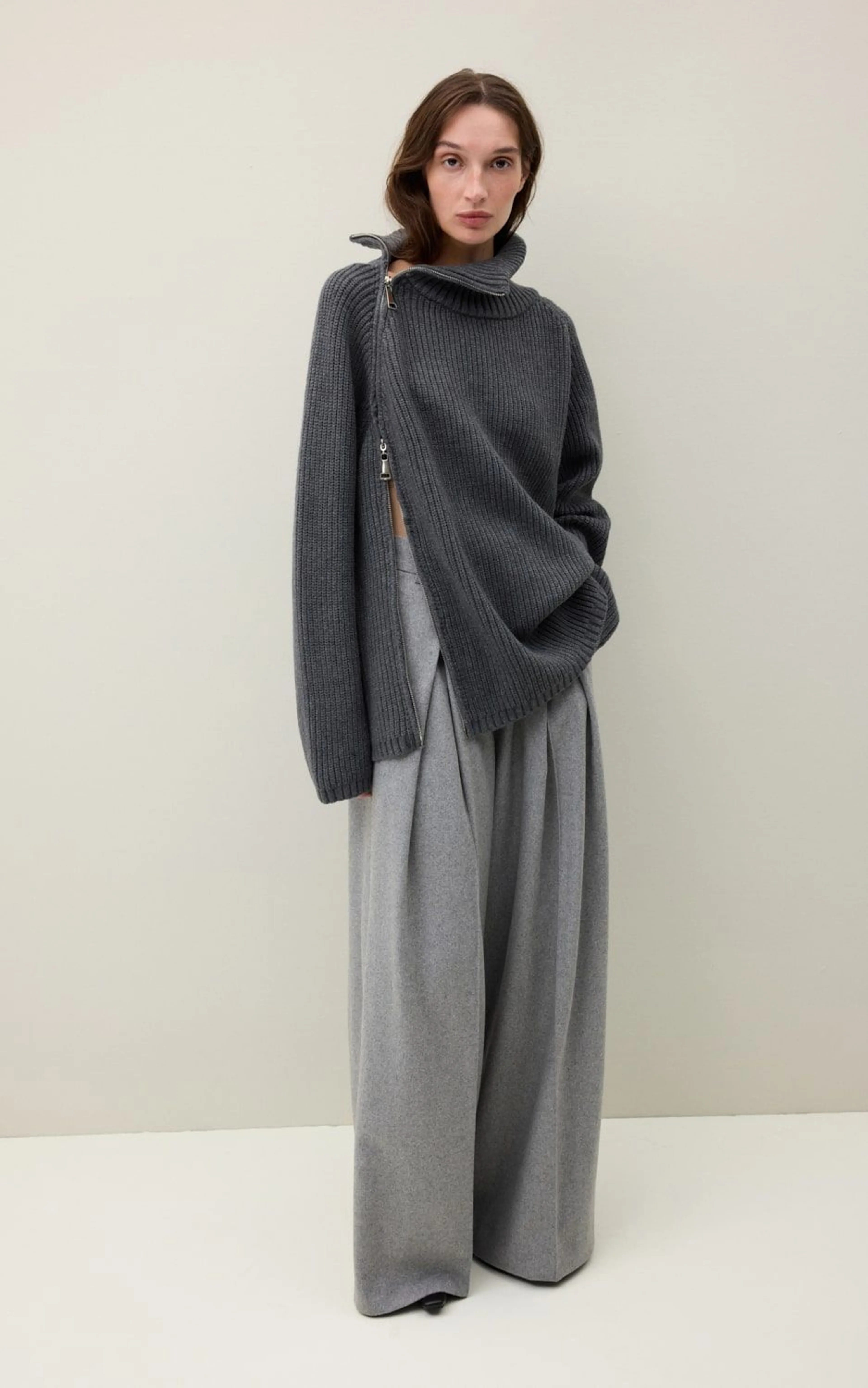 Светр oversize з високим коміром та блискавкою