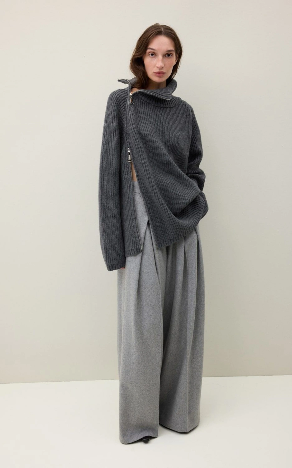 Светр oversize з високим коміром та блискавкою