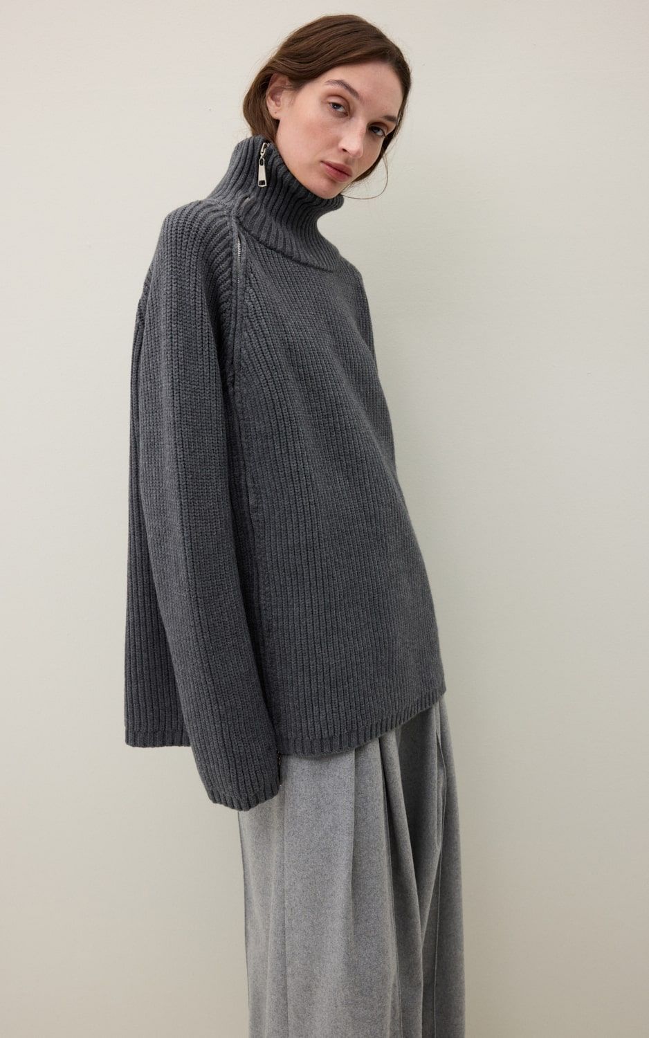 ZOY ダークグレーセーター Oversized High-Collar Zip Sweater - Graphite | COOSH