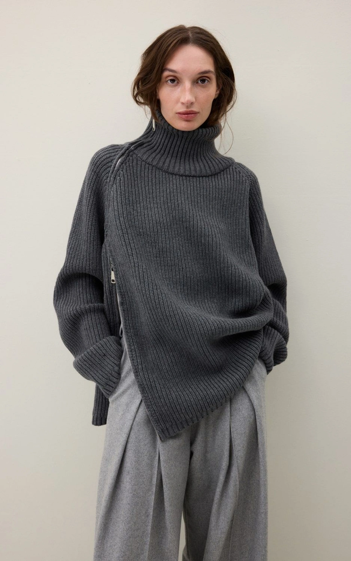 Светр oversize з високим коміром та блискавкою