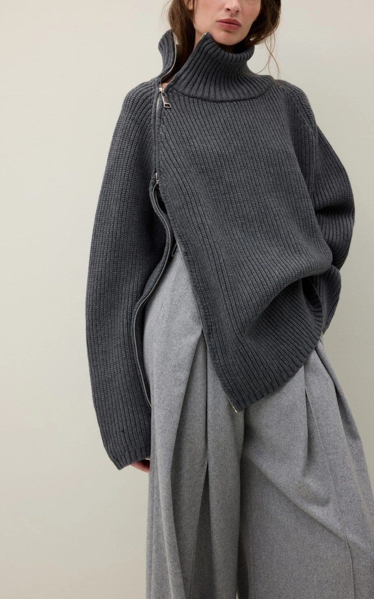 Светр oversize з високим коміром та блискавкою