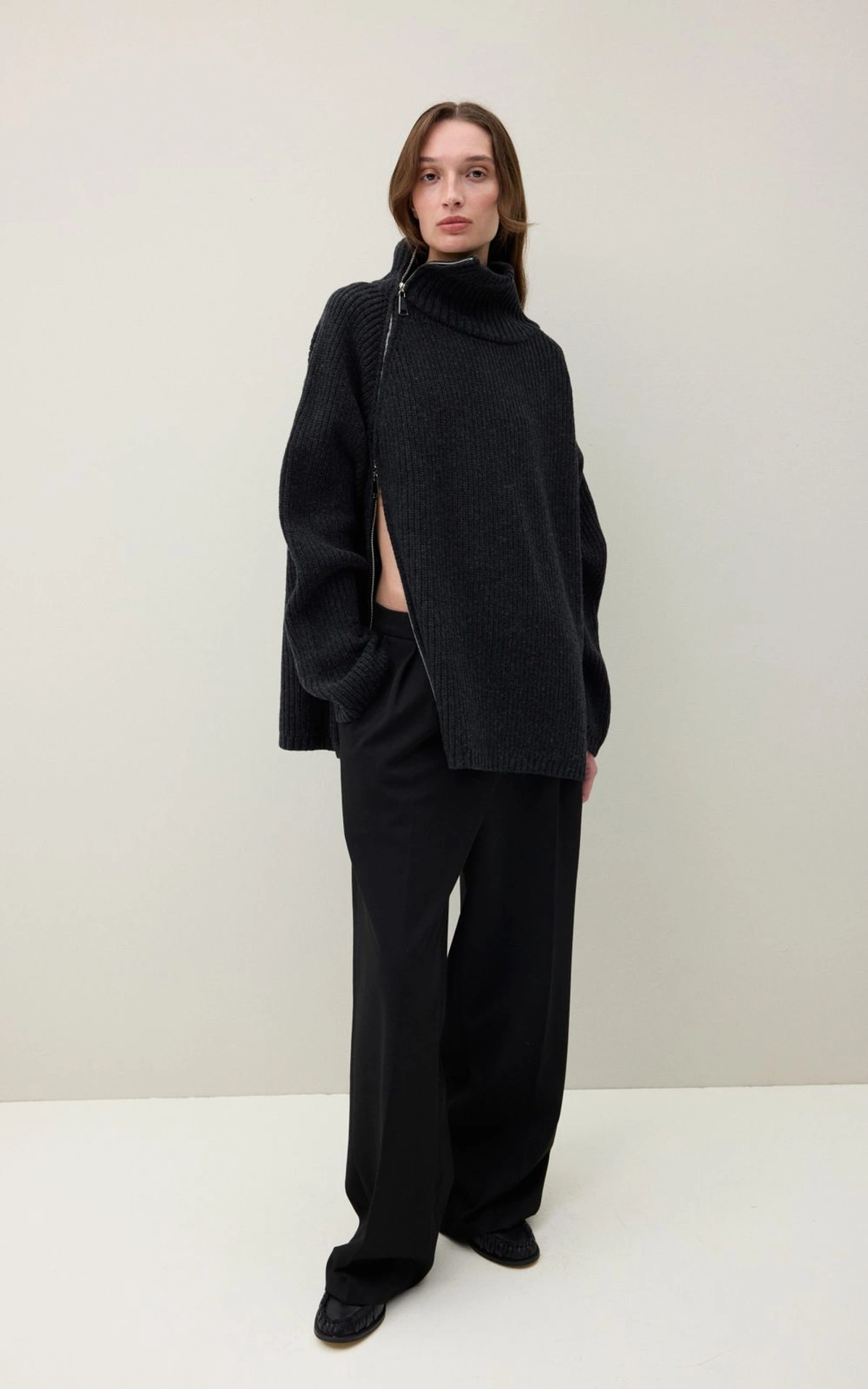 Светр oversize з високим коміром та блискавкою