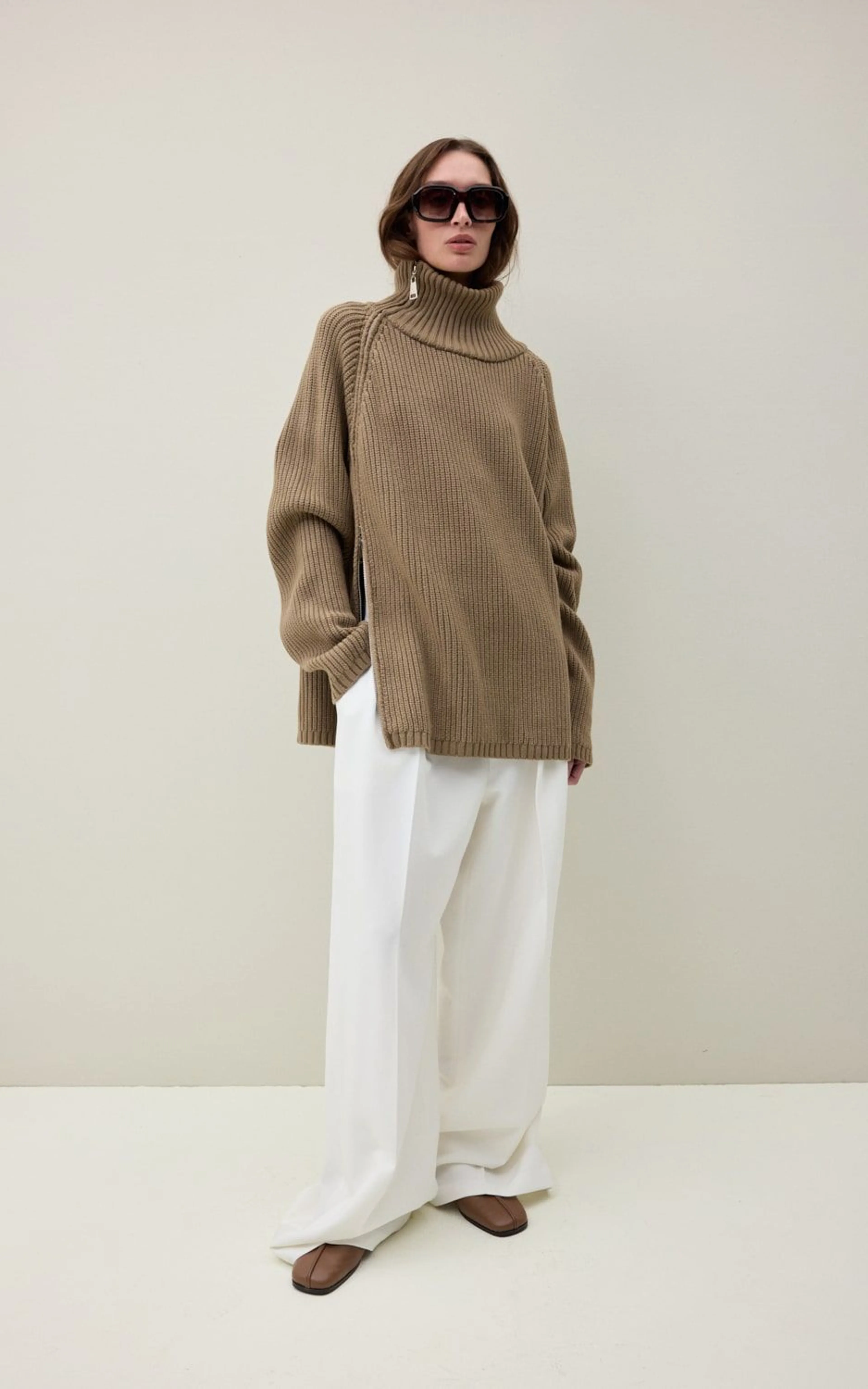 Светр oversize з високим коміром та блискавкою