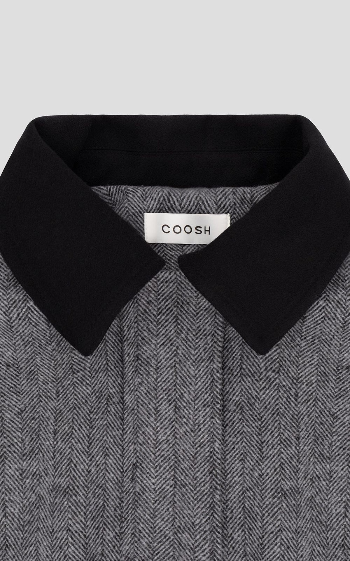 Wełniana bomberka z naszywanymi kieszeniami