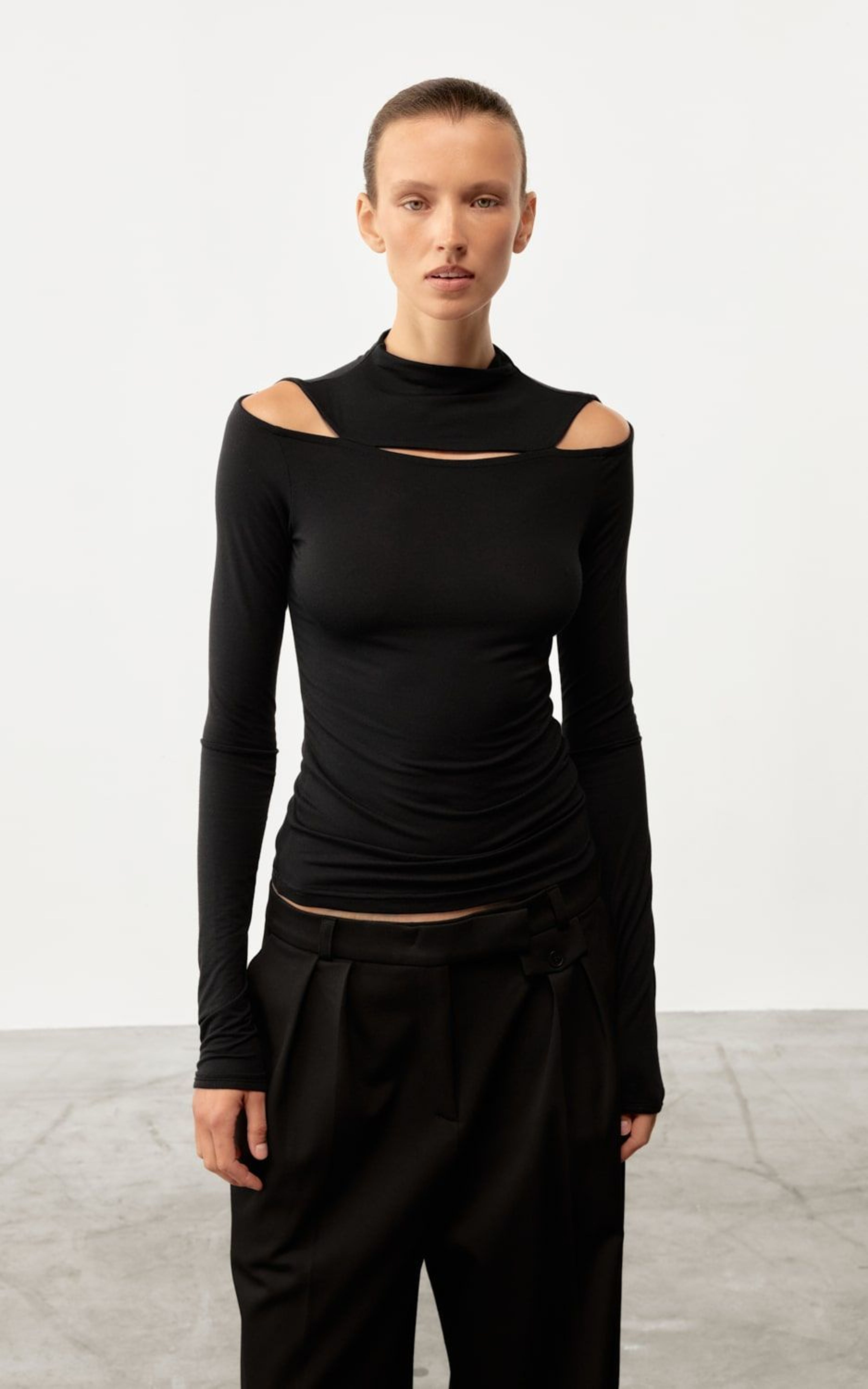 Longsleeve z wycięciami na ramionach