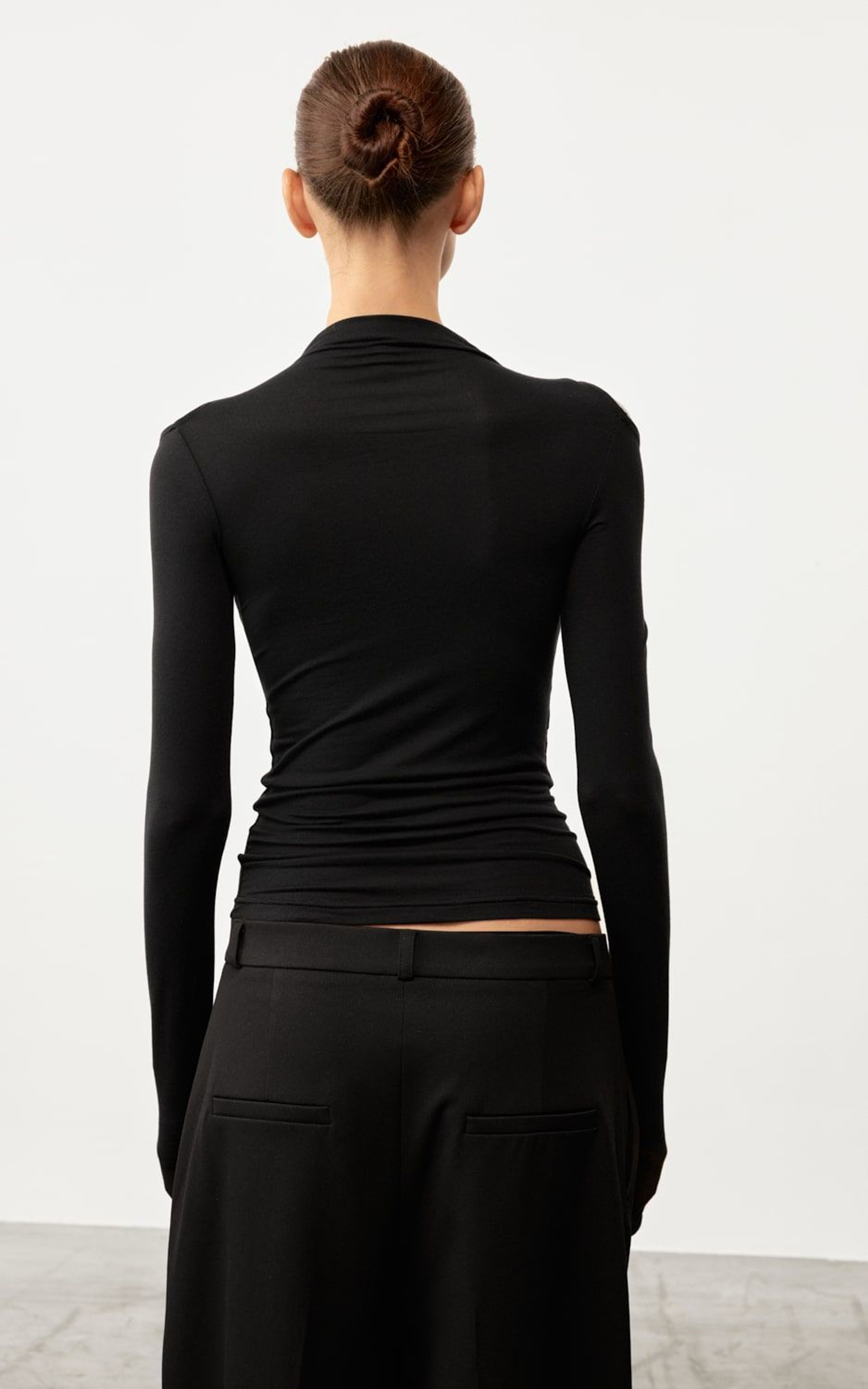 Longsleeve z wycięciami na ramionach