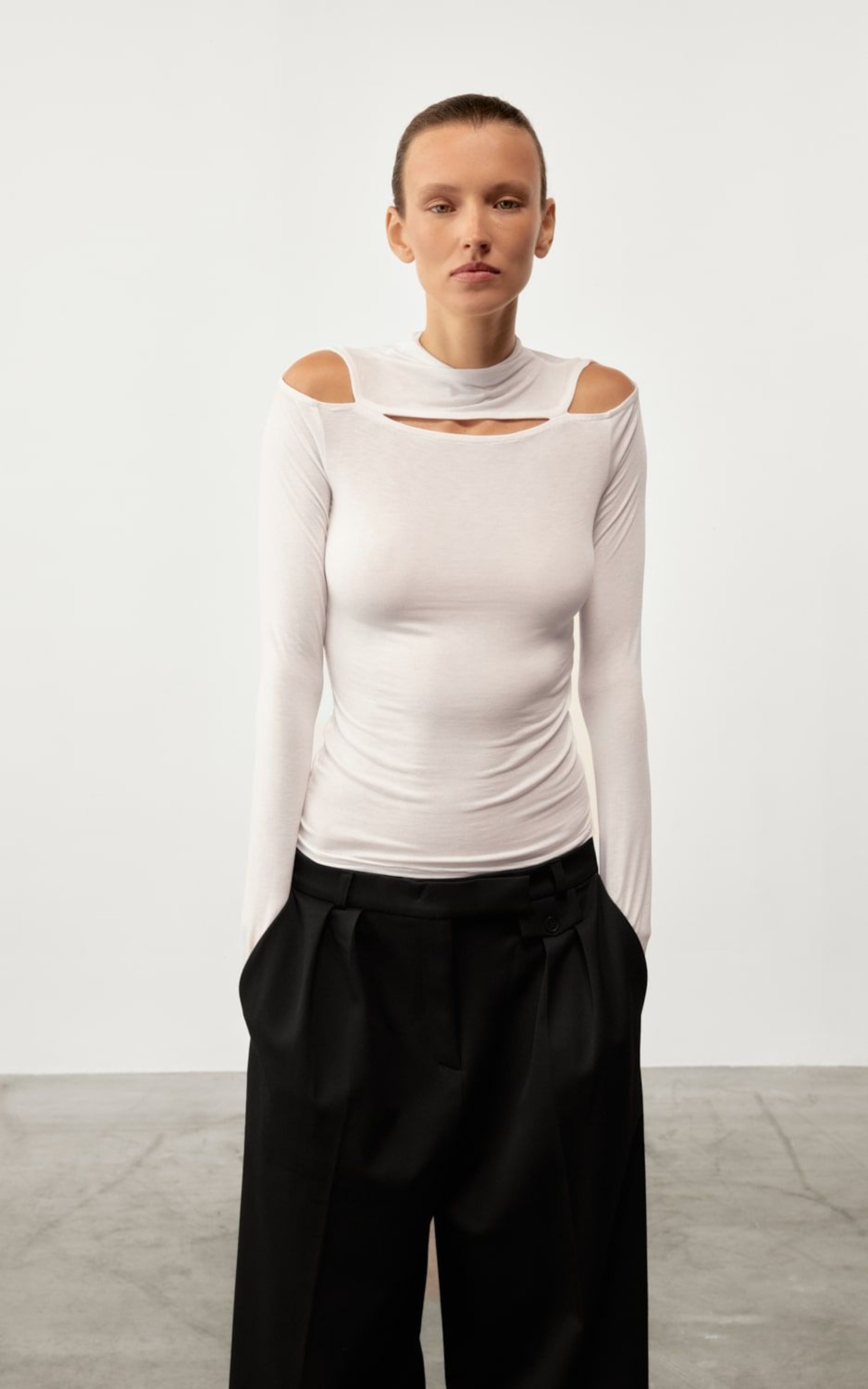 Longsleeve z wycięciami na ramionach