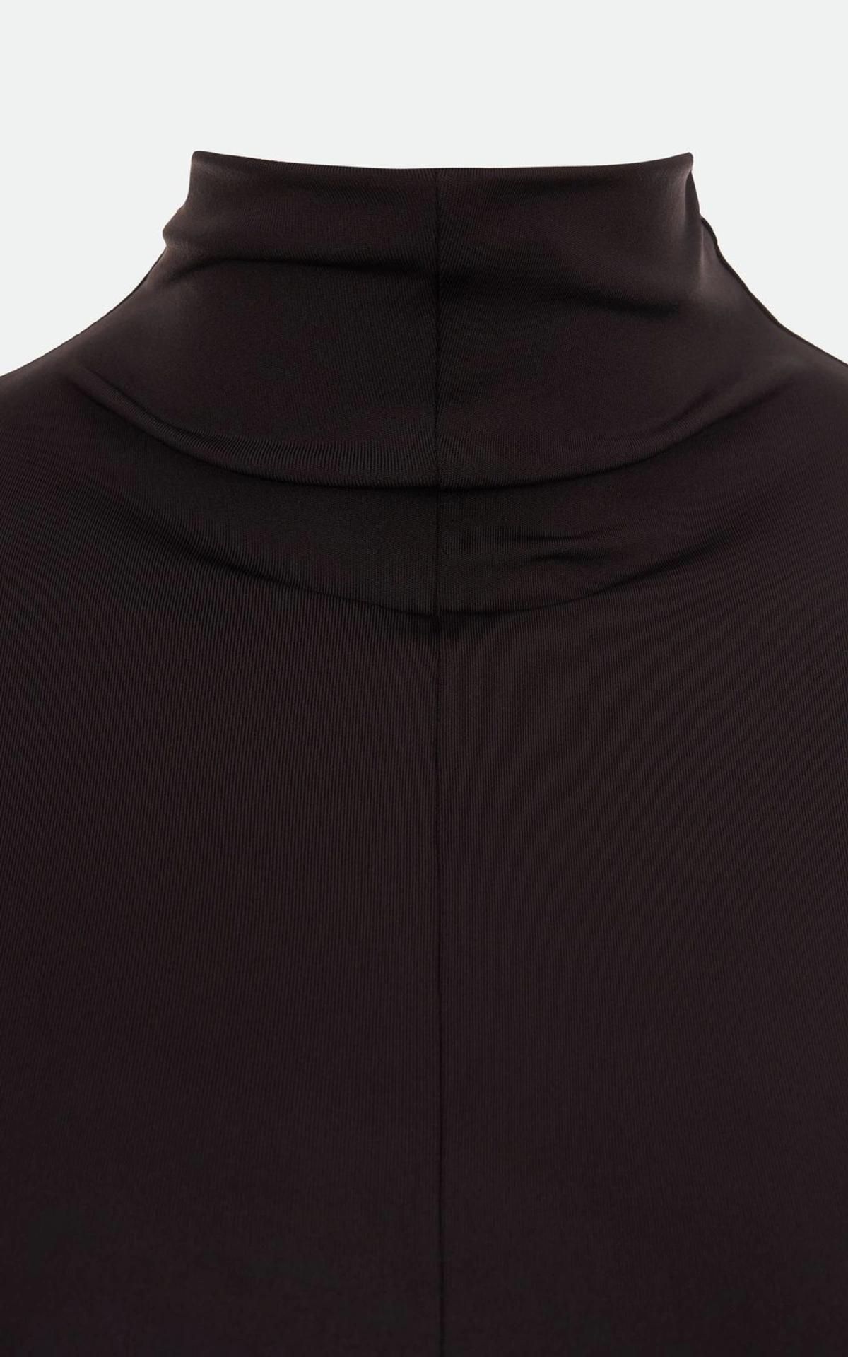 Dopasowany longsleeve z poduszkami na ramionach