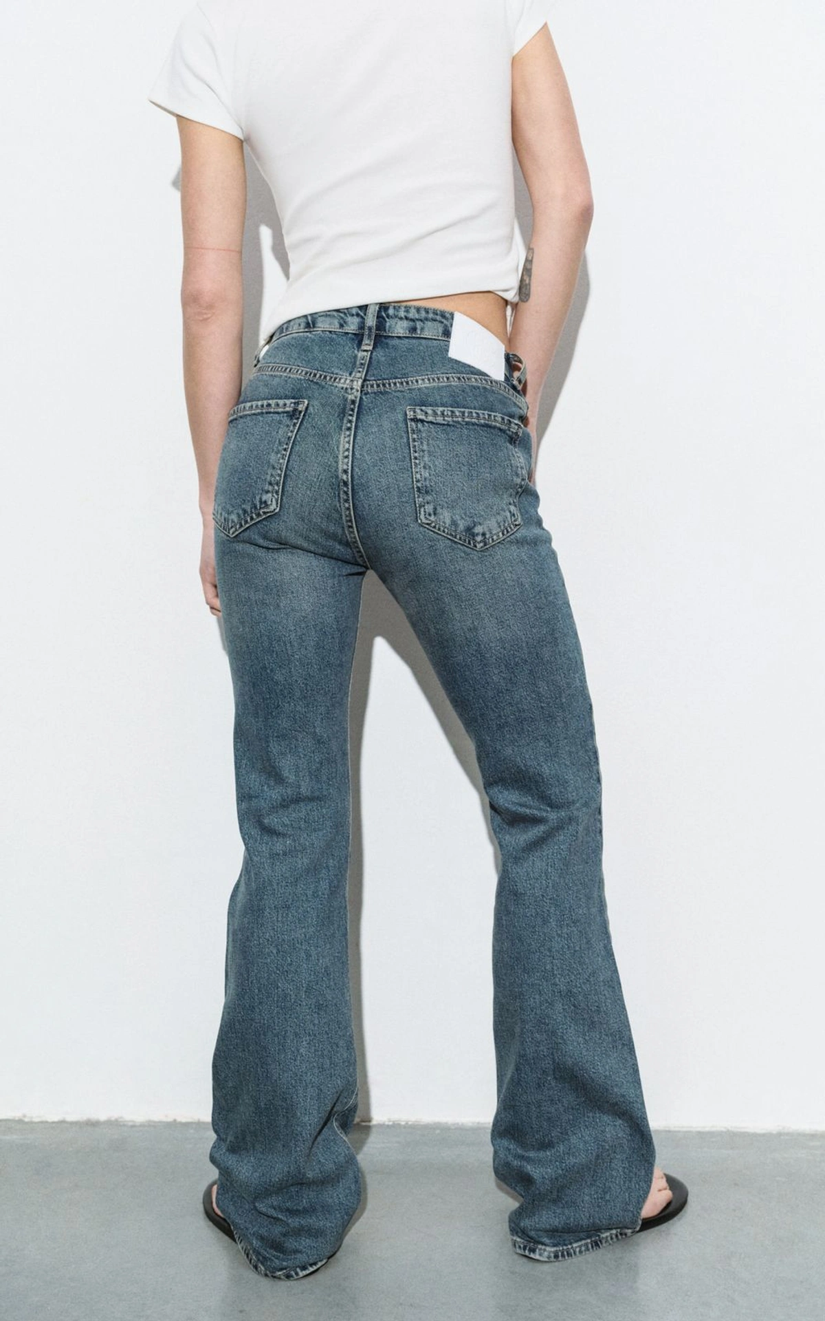 Jeansy dzwony vintage o dopasowanym kroju