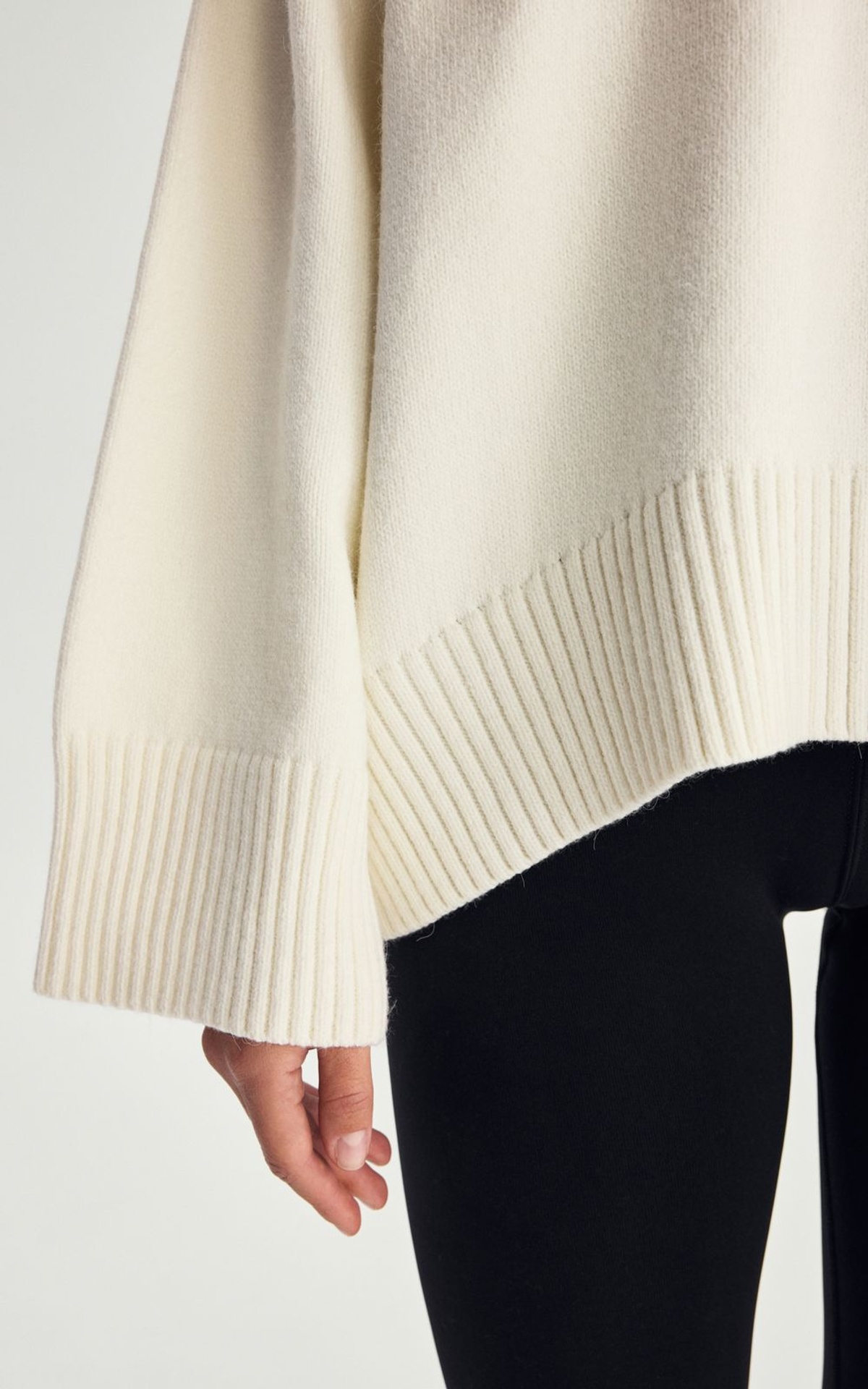 Светр вовняний з коміром-стійкою