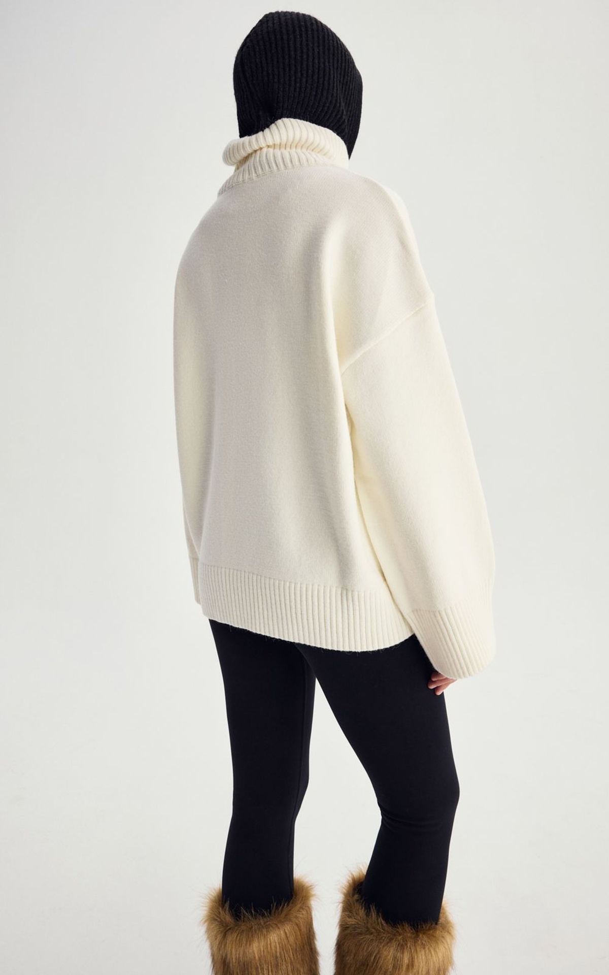 Светр вовняний з коміром-стійкою