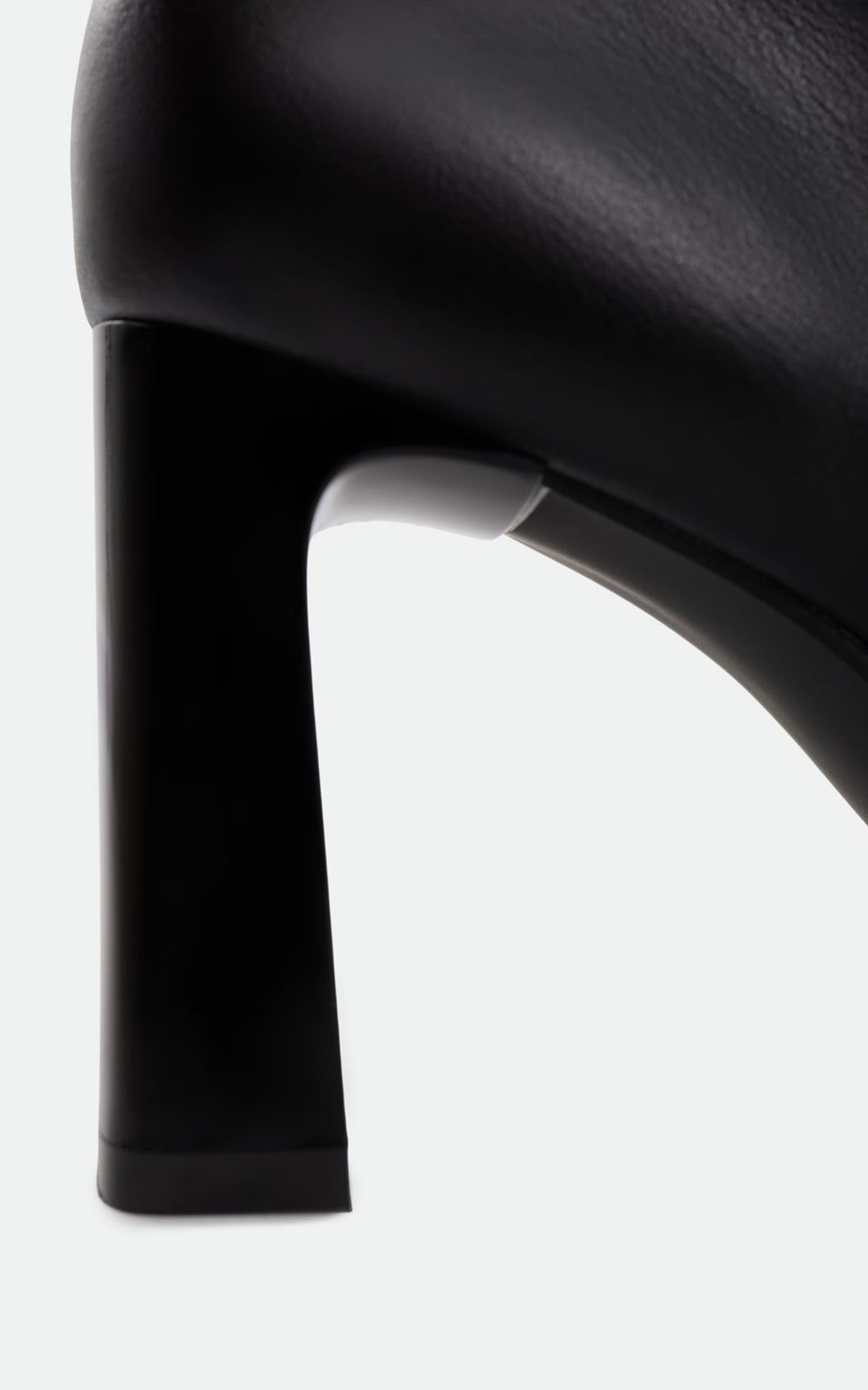 Ботфорти із широкою халявою