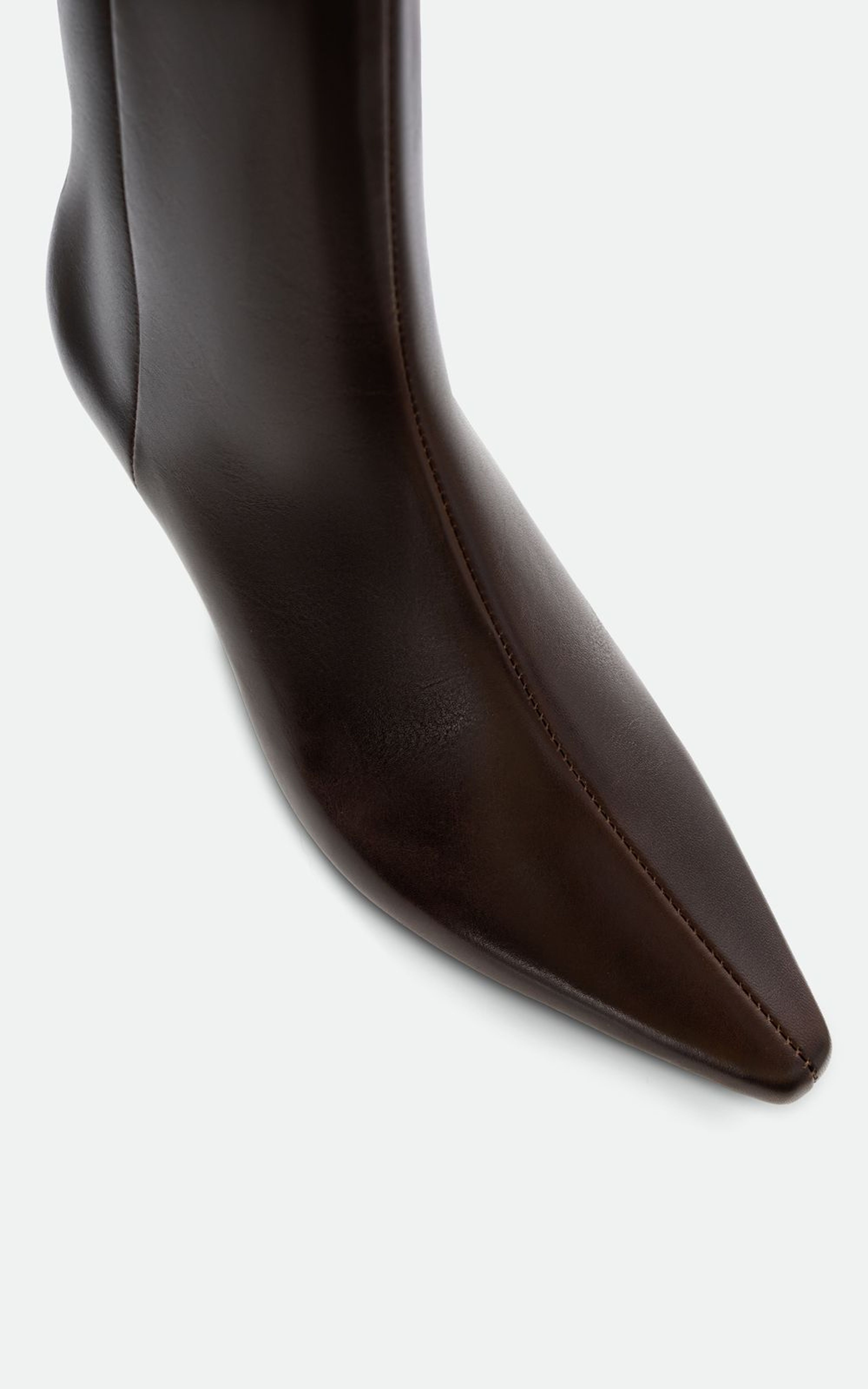 Ботильйони шкіряні RUE на низьких підборах