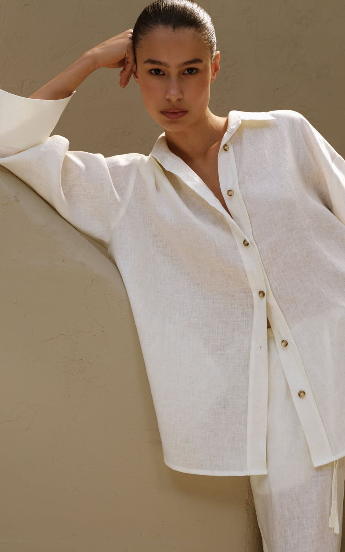Linen shirt with open back and buttons