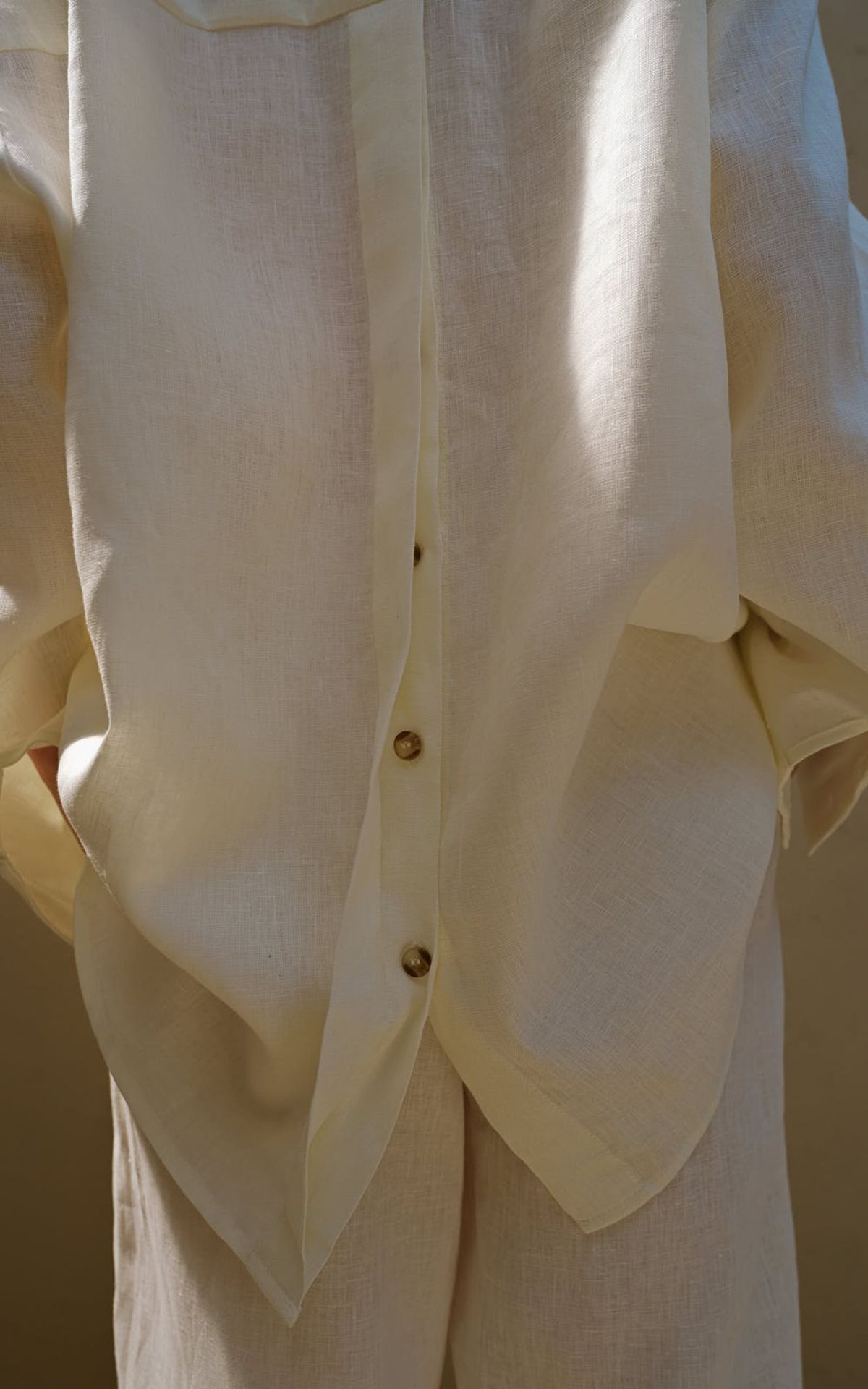 Linen shirt with open back and buttons