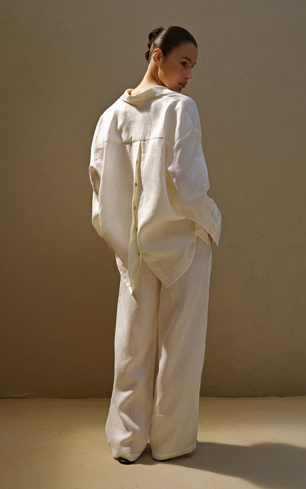 Linen shirt with open back and buttons
