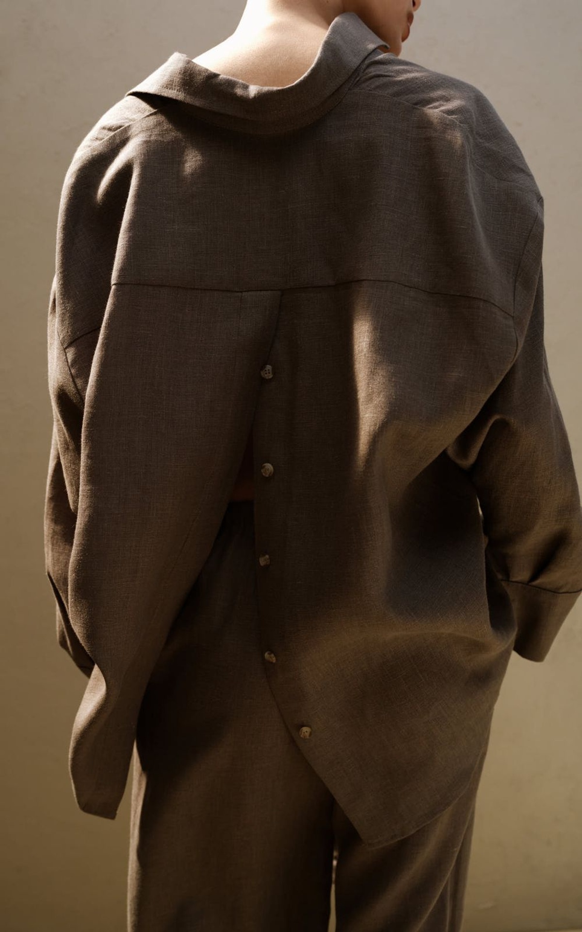 Linen shirt with open back and buttons