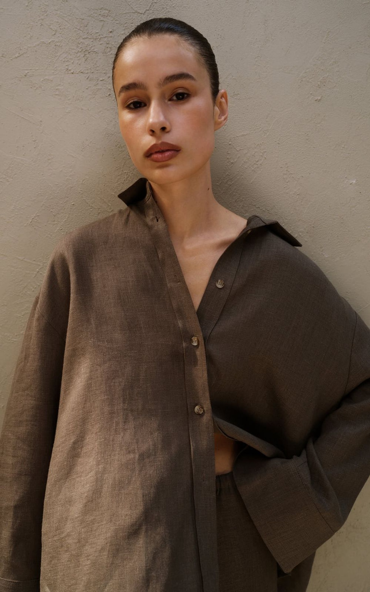 Linen shirt with open back and buttons