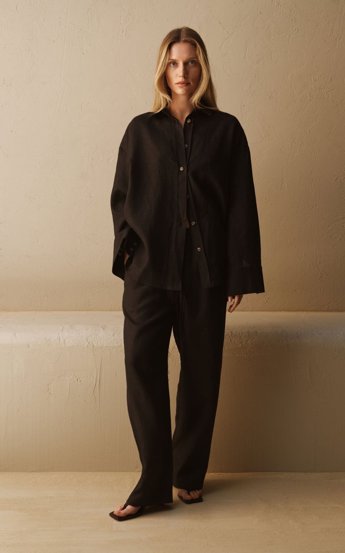 Linen shirt with open back and buttons