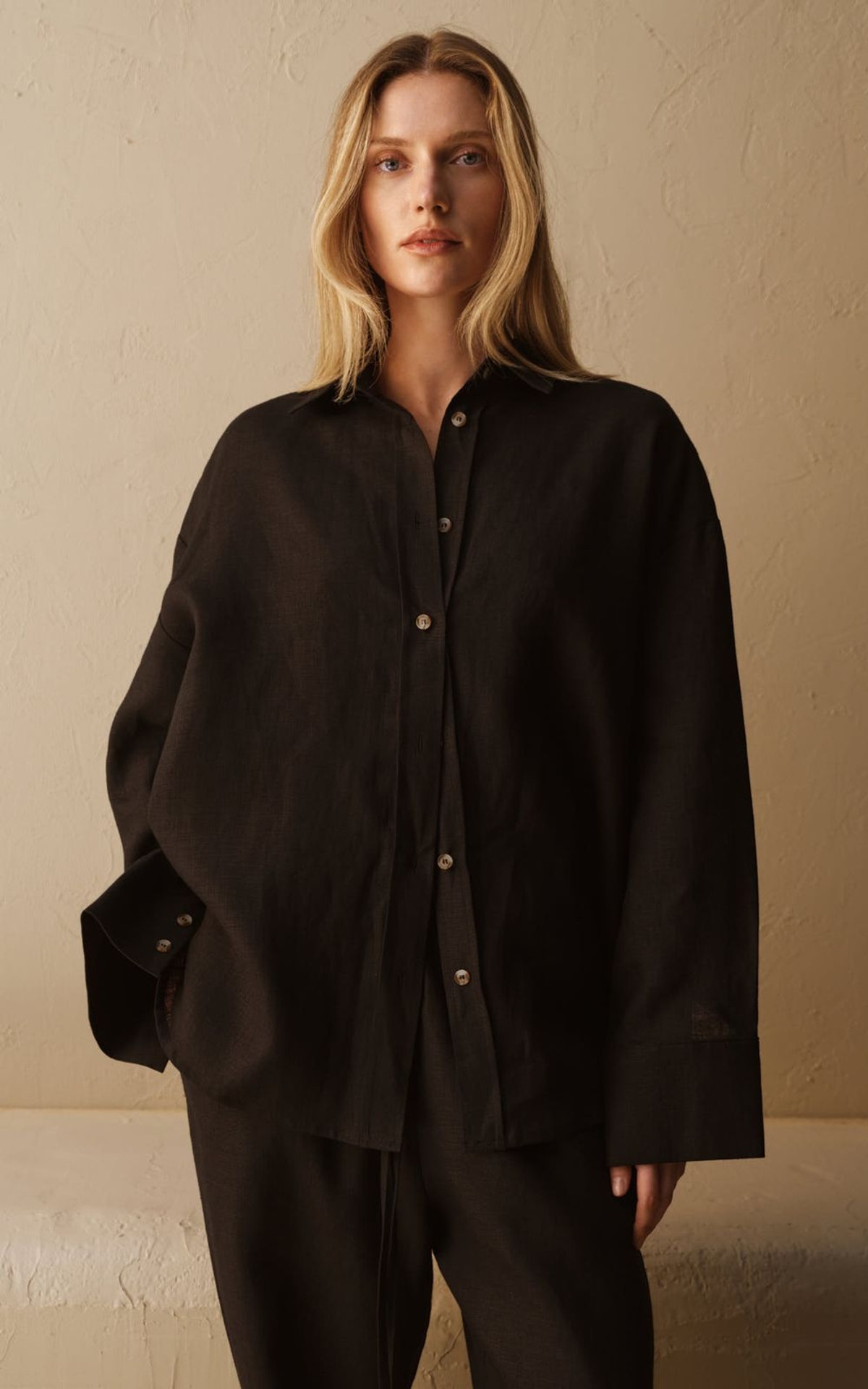 Linen shirt with open back and buttons
