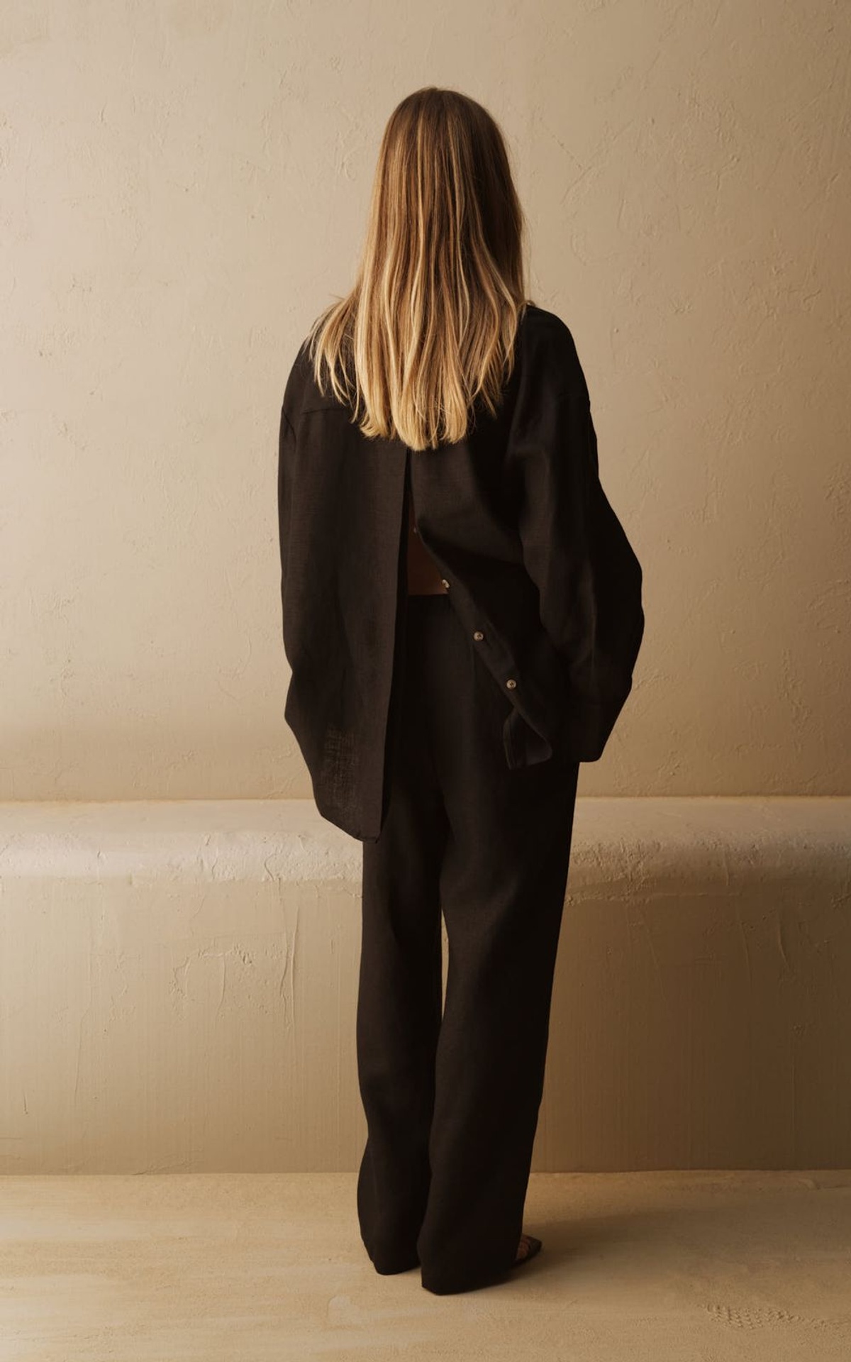 Linen shirt with open back and buttons