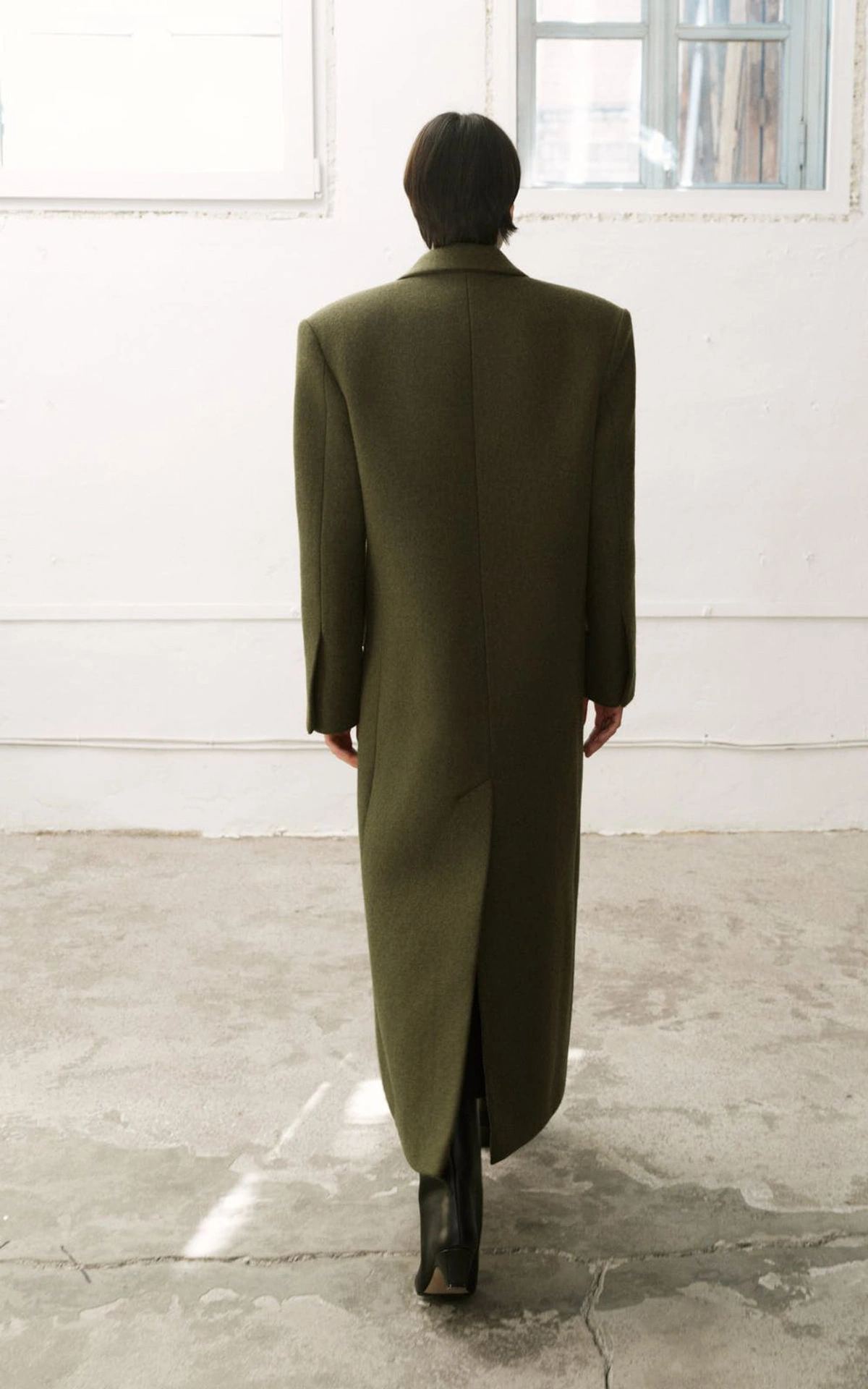 Wełniany płaszcz AWA o klasycznym, dwurzędowym kroju