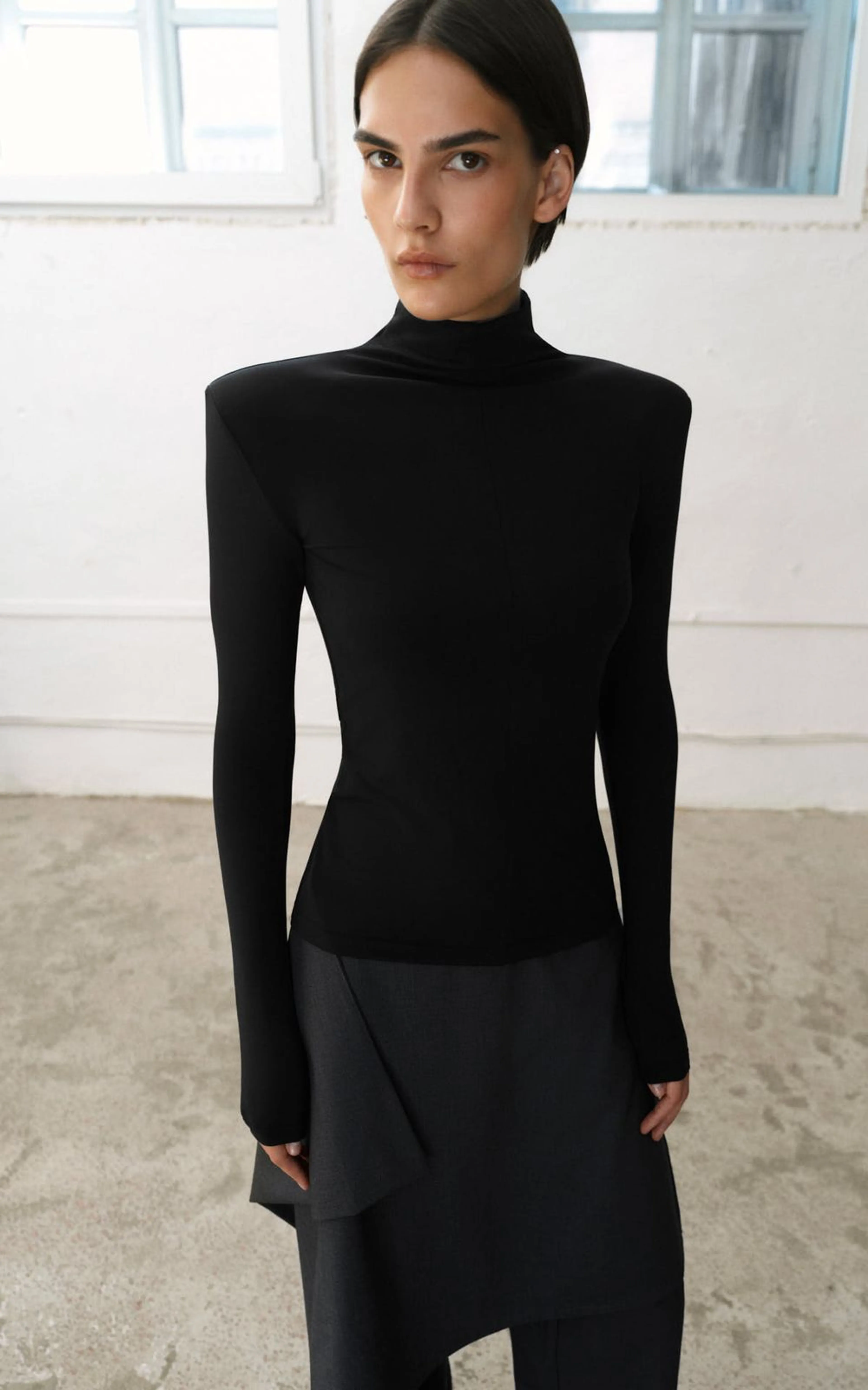Dopasowany longsleeve z poduszkami na ramionach