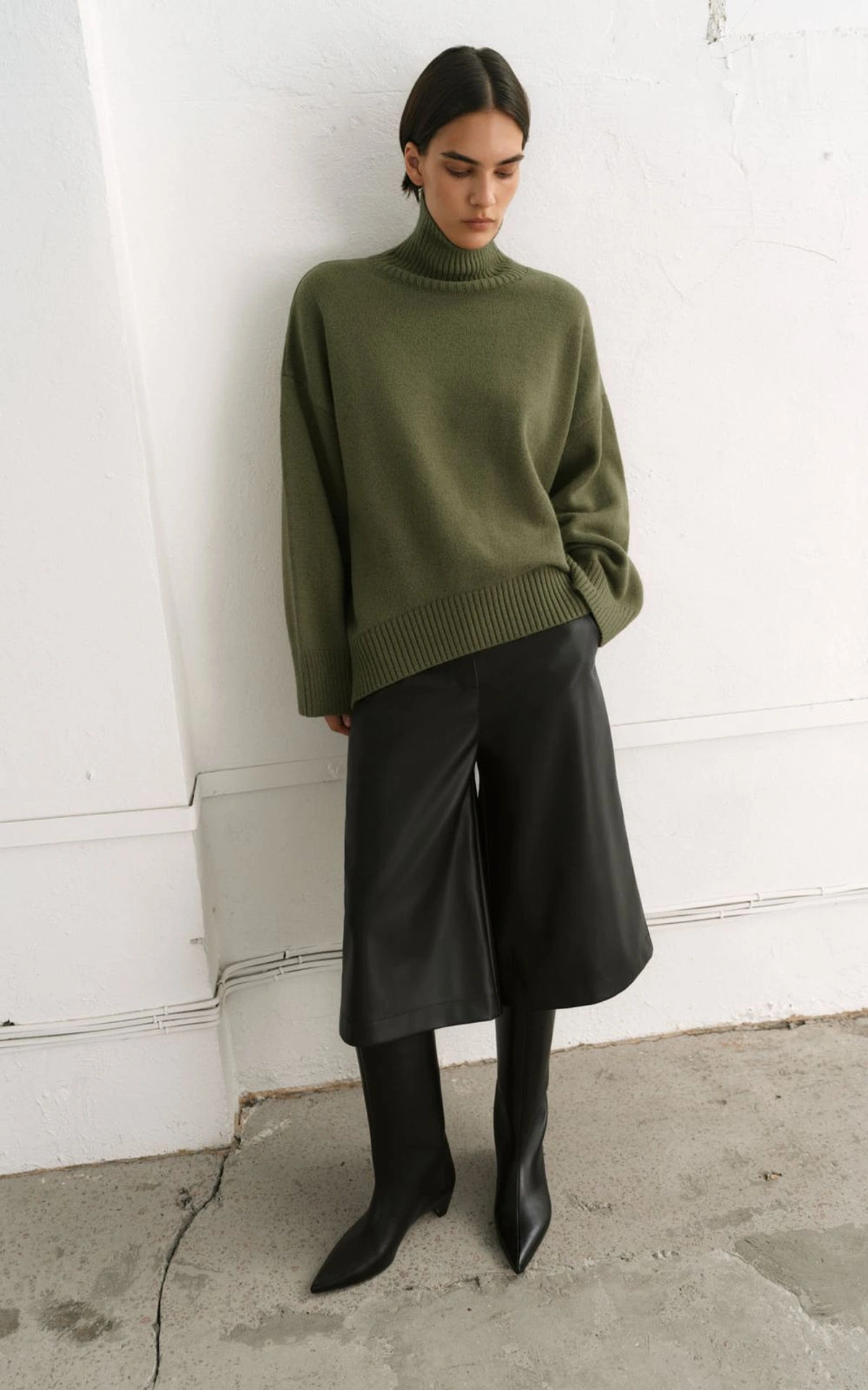 Sweter AMI z wełny z kołnierzem-stójką