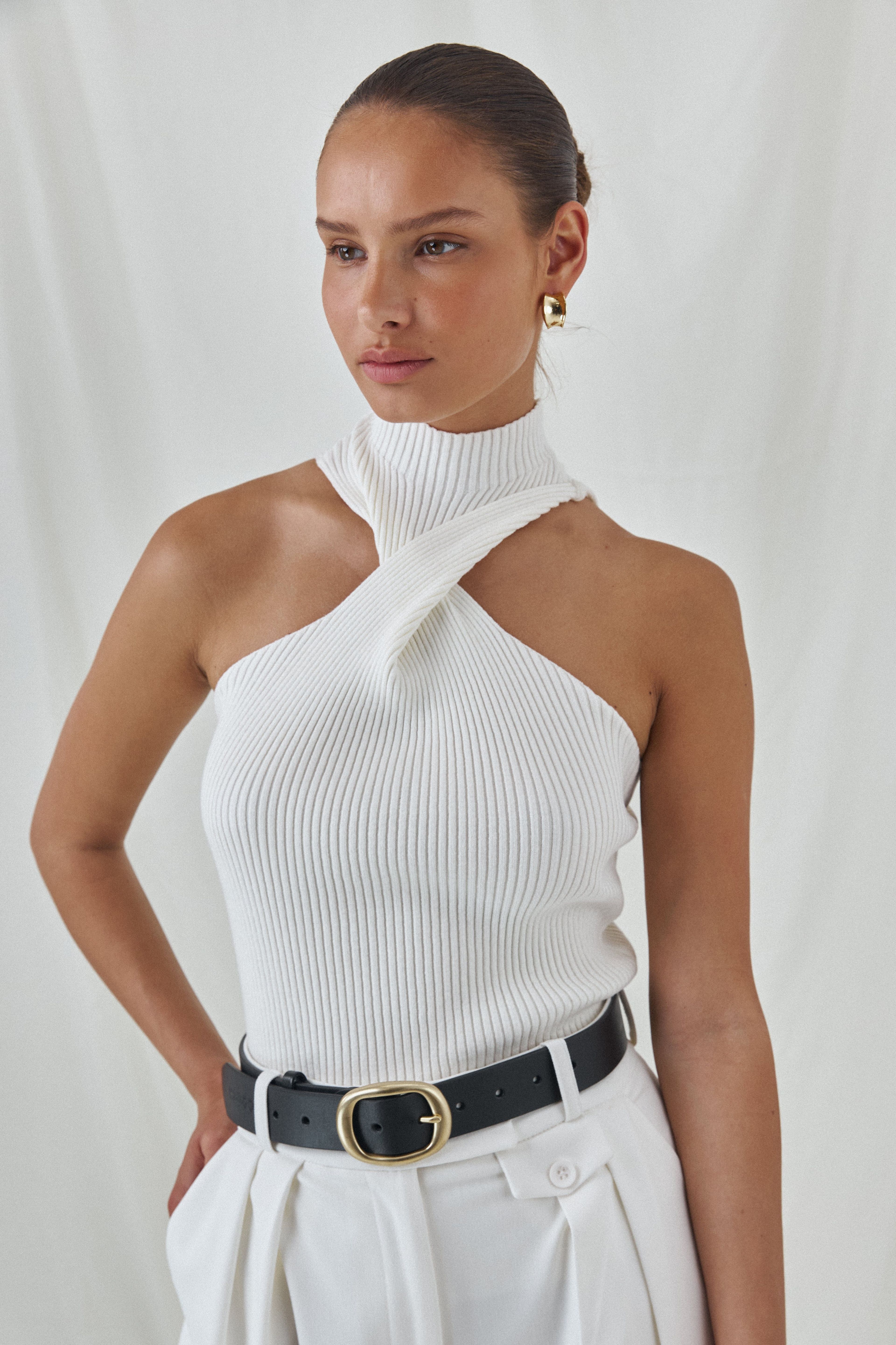 Топ з акцентною горловиною