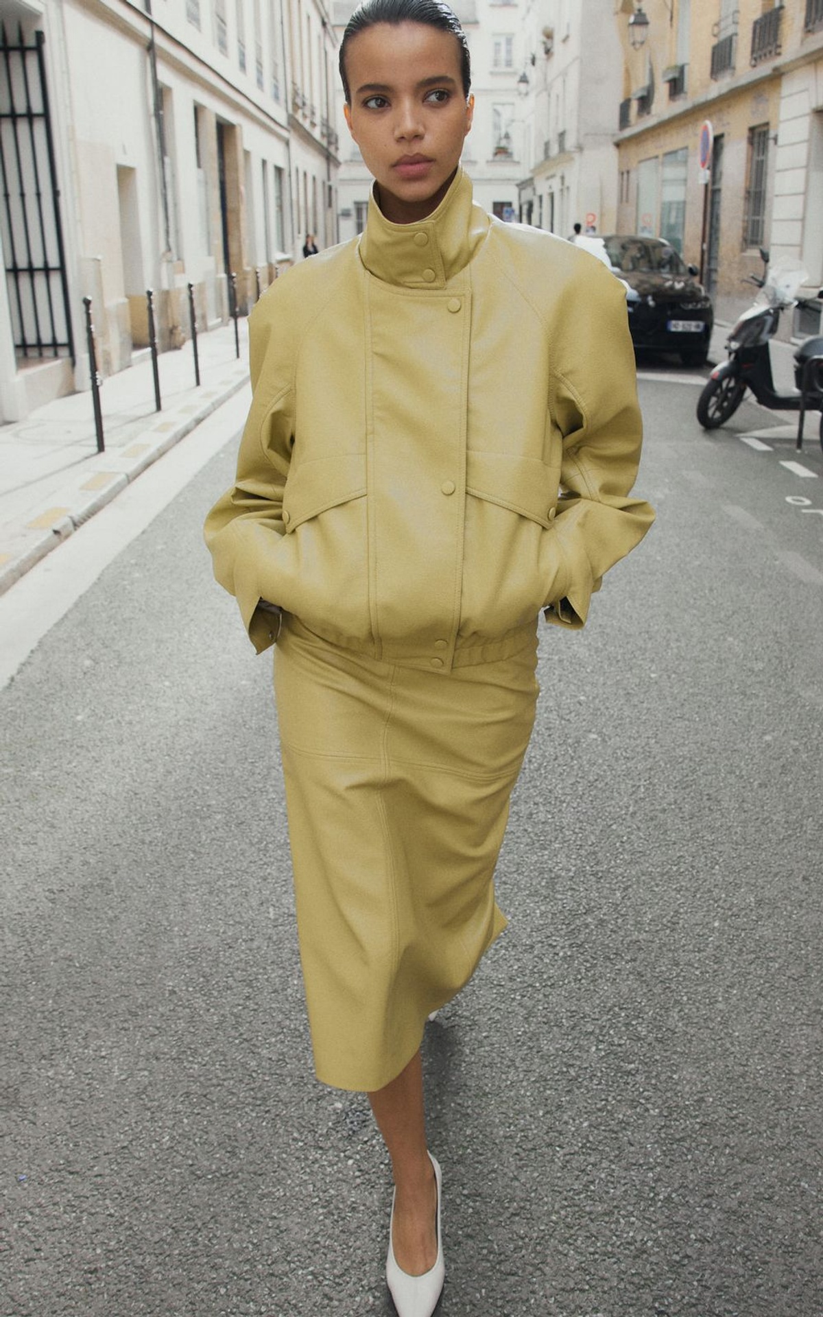 Спідниця міді з екошкіри