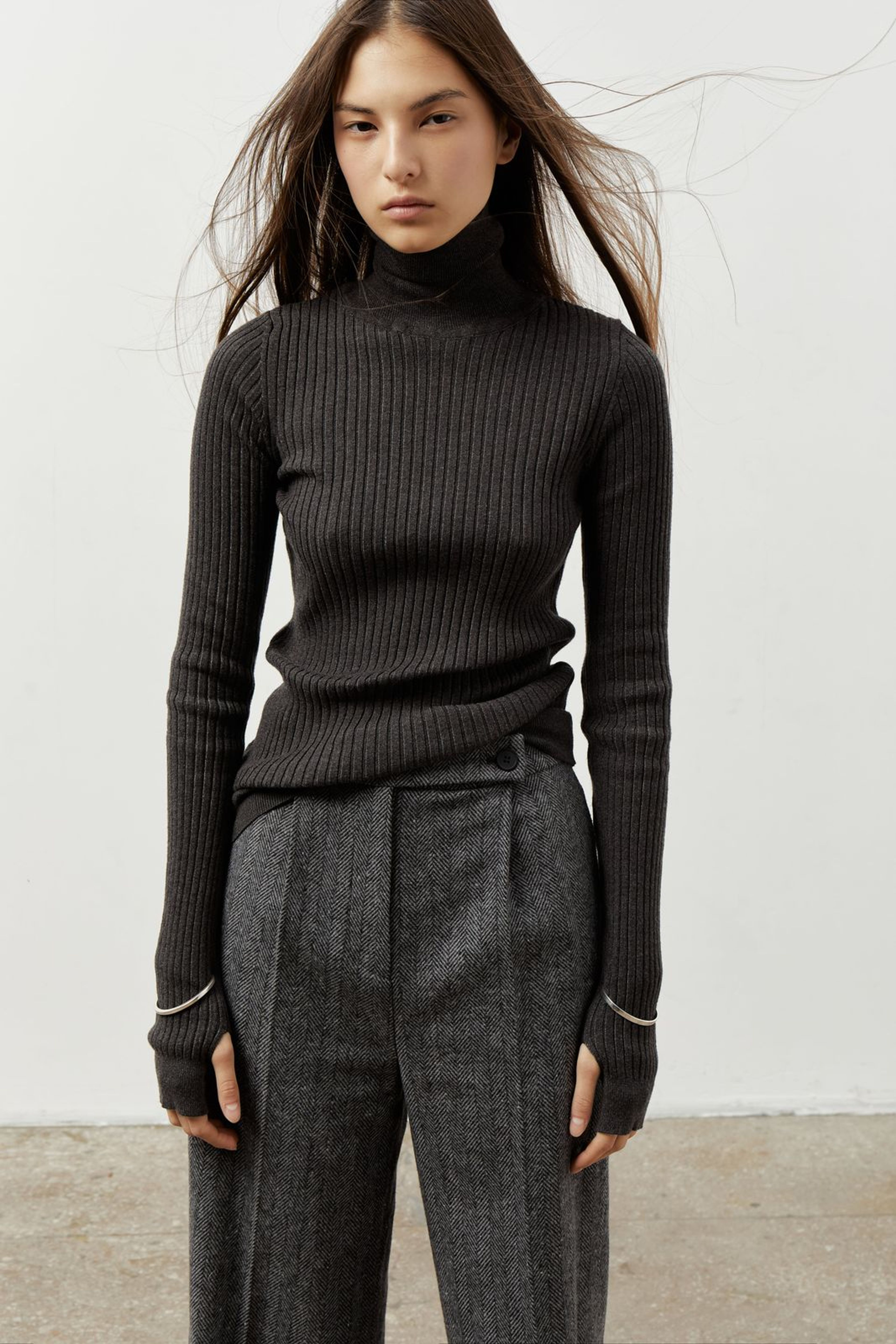 Гольф з вирізом для пальця