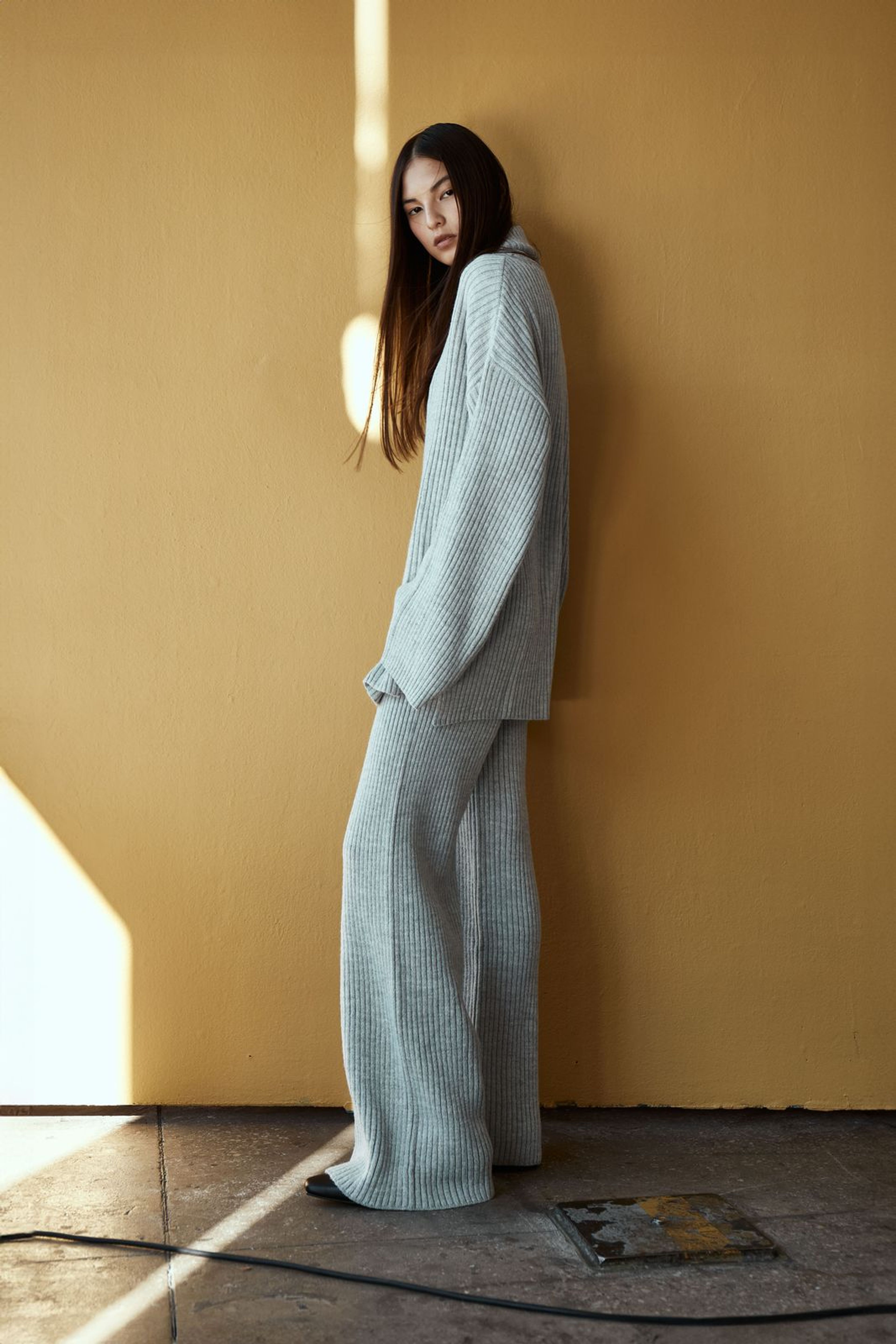 Wełniany Komplet COZY: Sweter i Spodnie