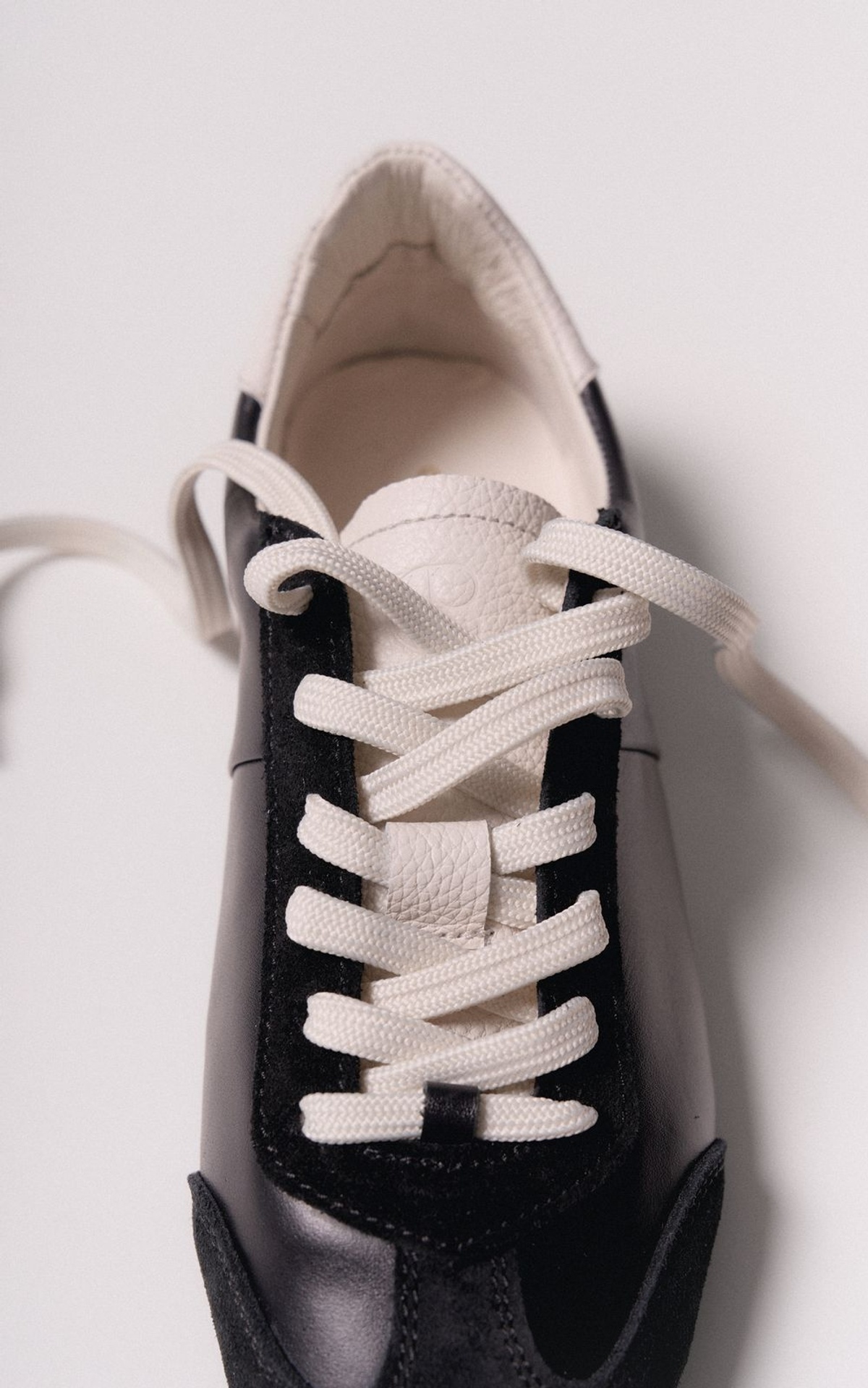 Skórzane sneakersy z zamszowymi wstawkami 