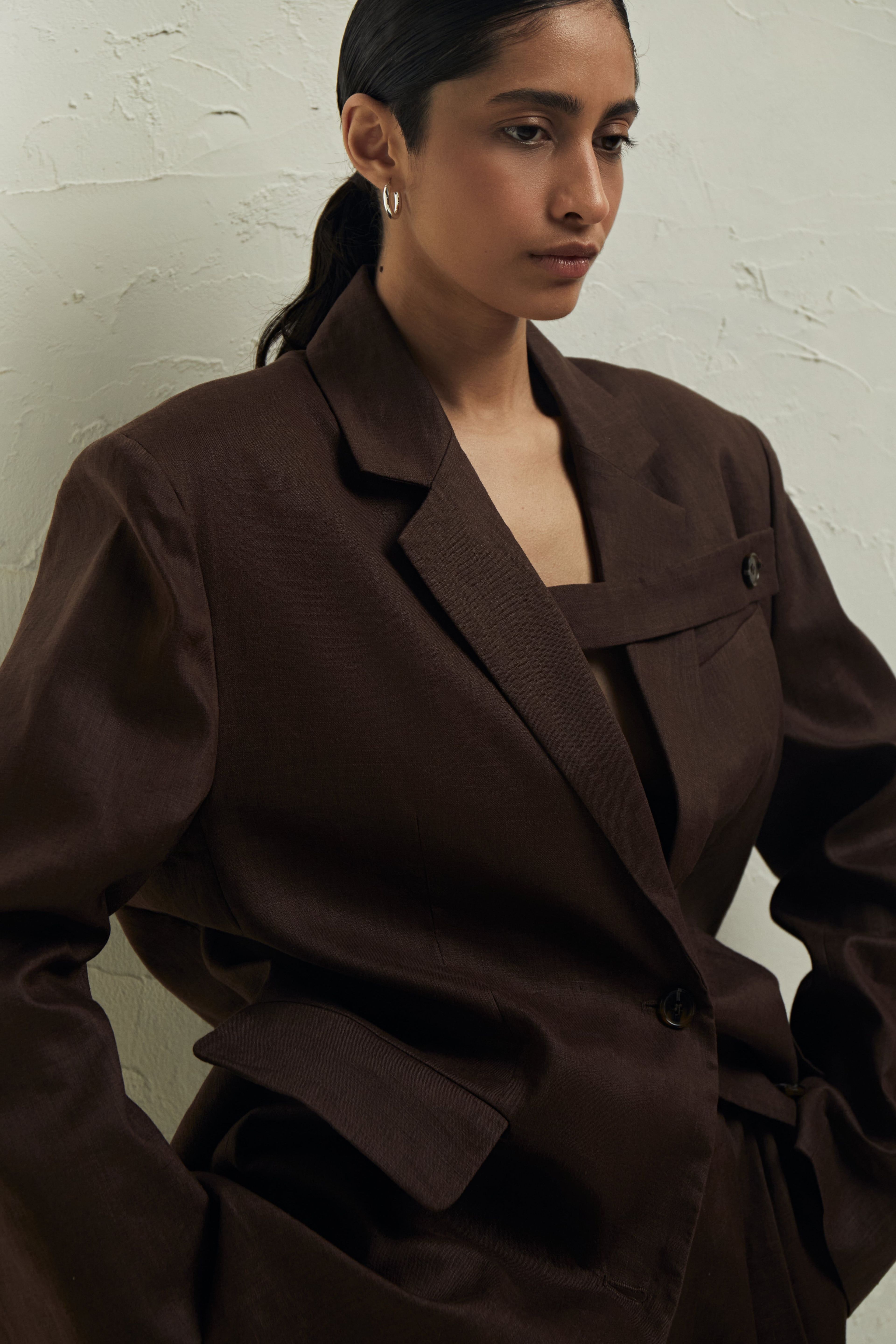 Жакет однобортний із коноплі з акцентним хлястиком