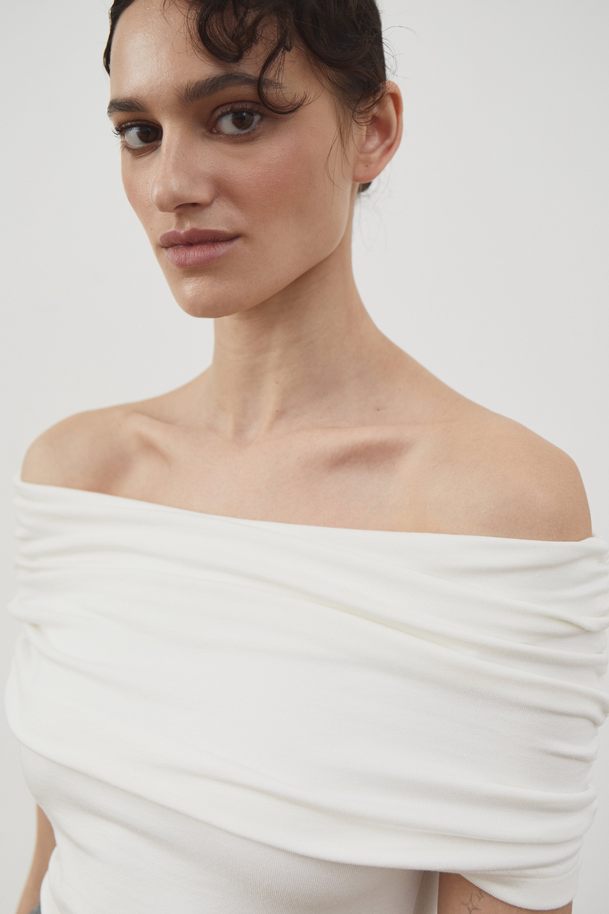 Топ з відворотом без рукавів