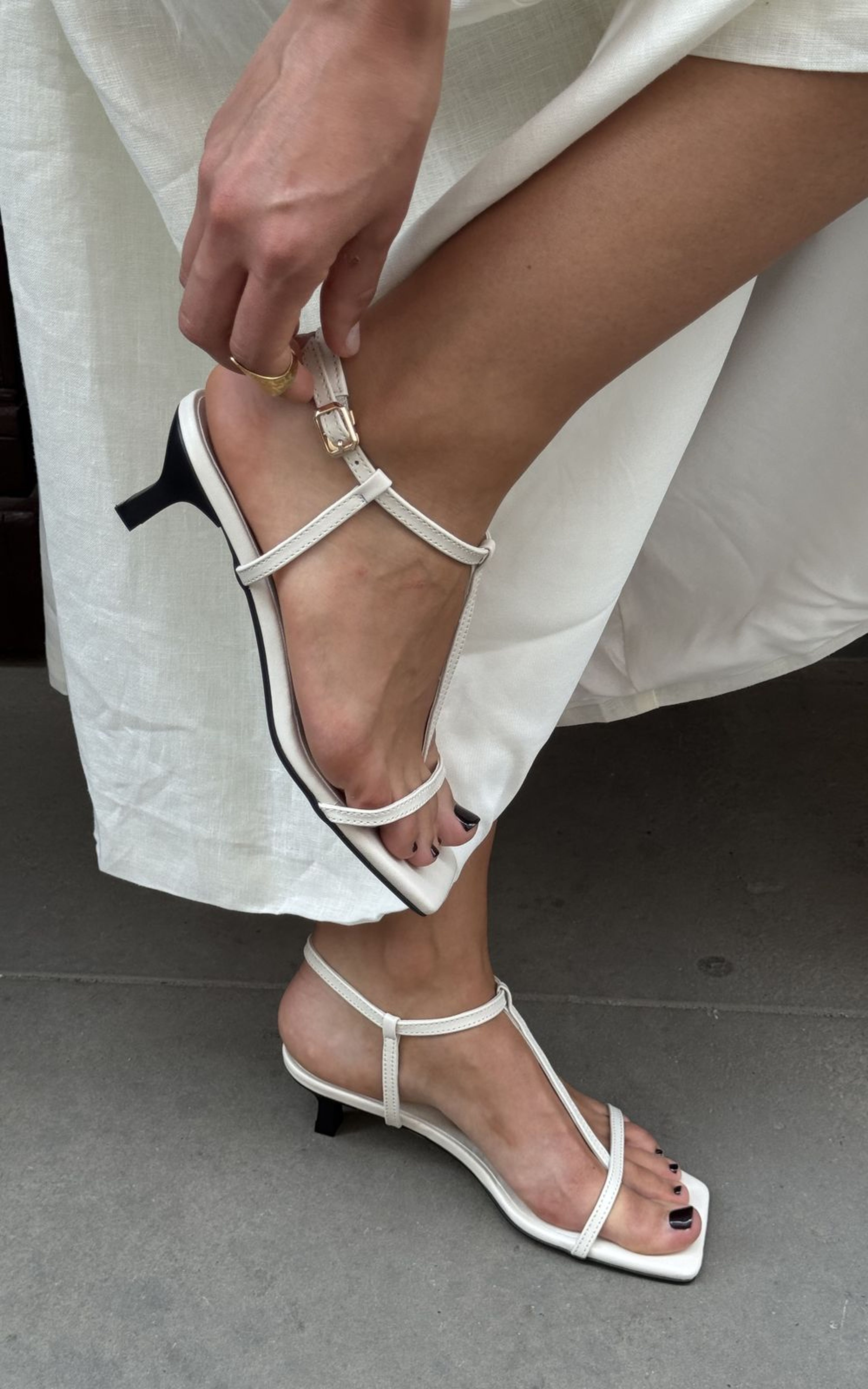 Босоніжки на підборах шкіряні з тонкими ремінцями