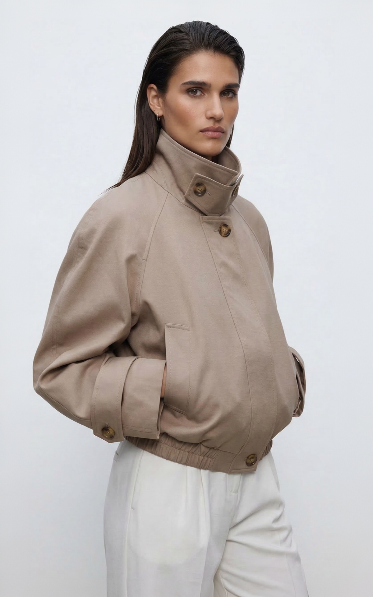 Тренч-бомбер зі структурованими плечима