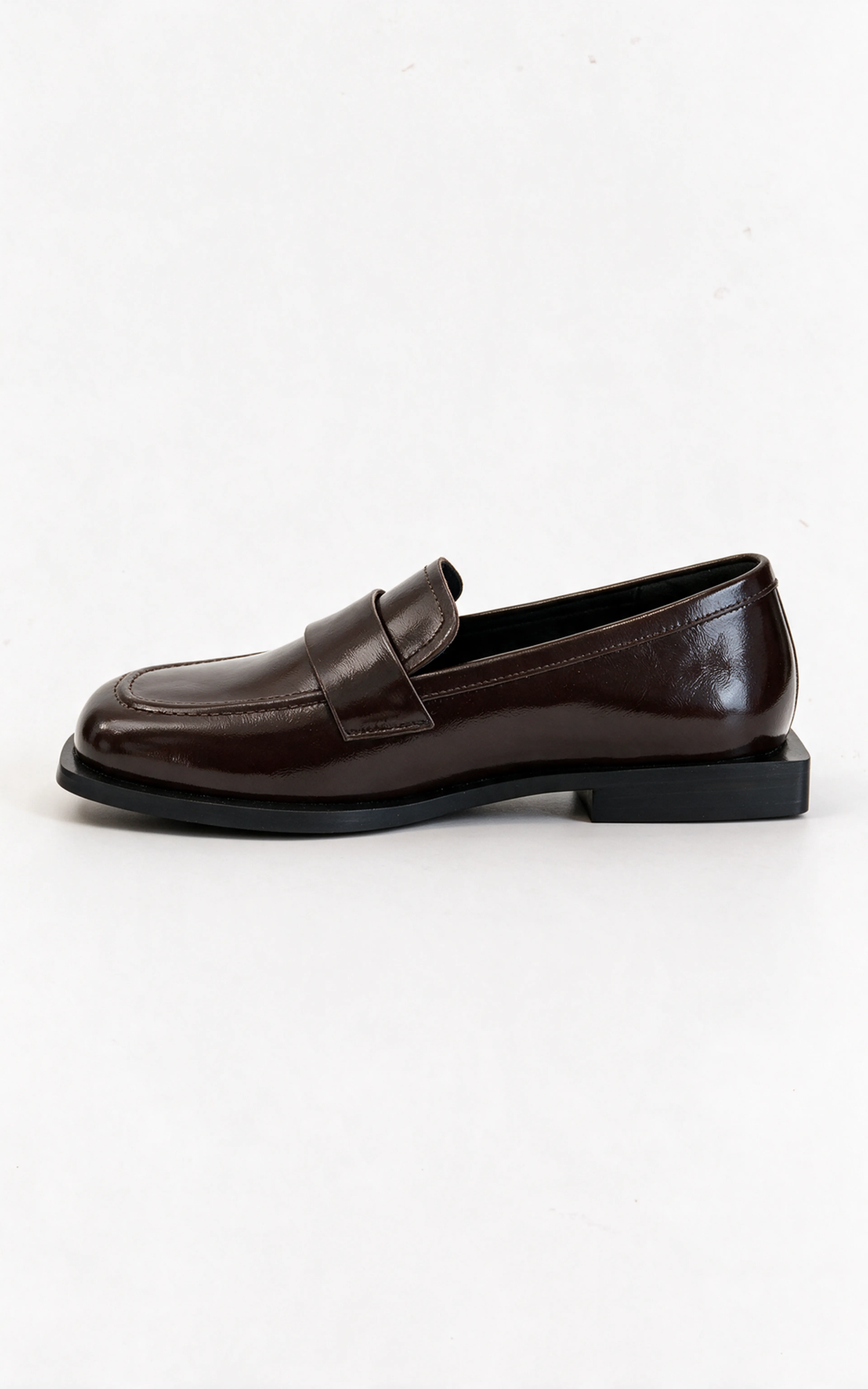 Lakierowane loafersy ELLIS z kwadratowym noskiem