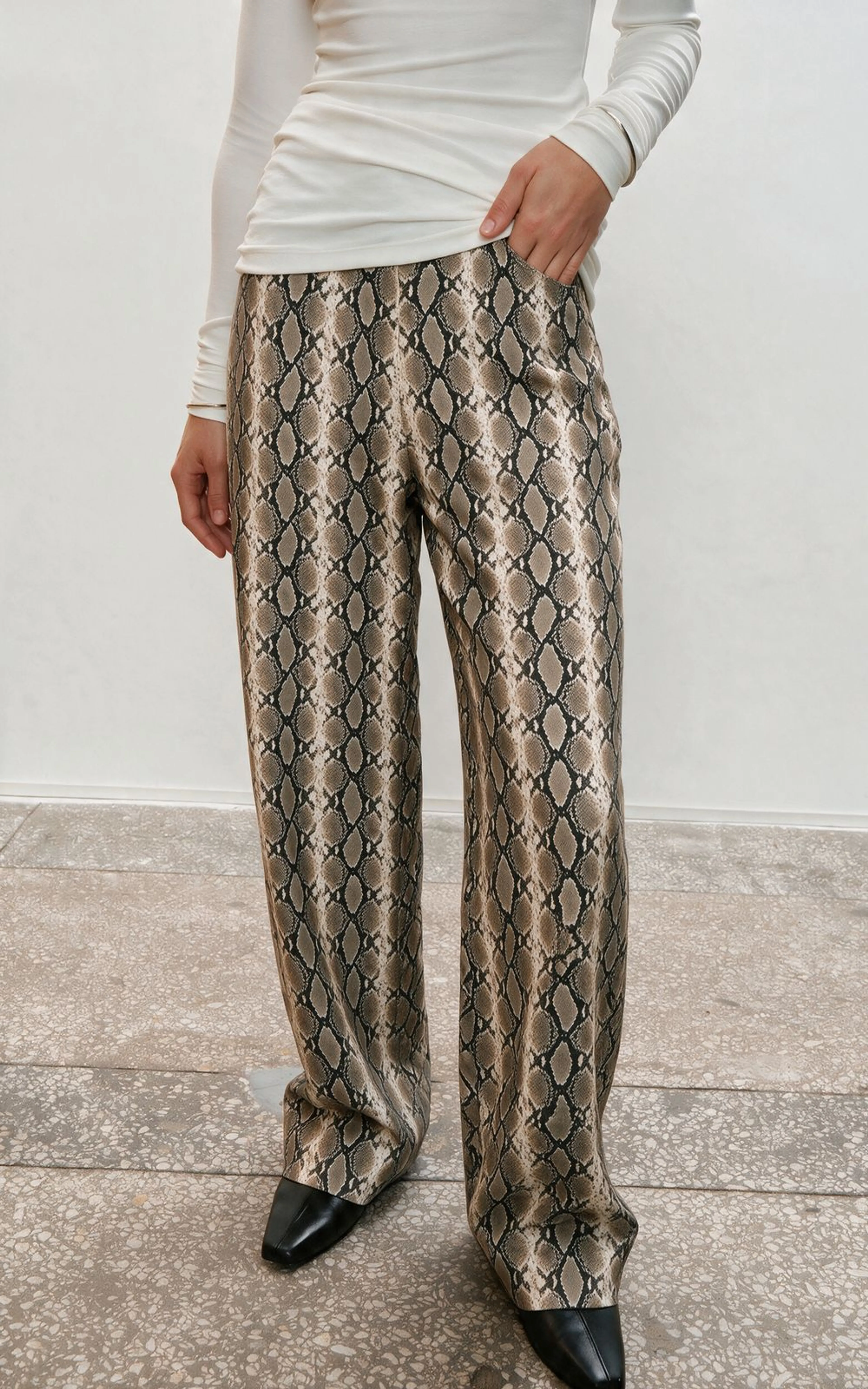 Spodnie o prostym kroju ze wzorem wężowej skóry