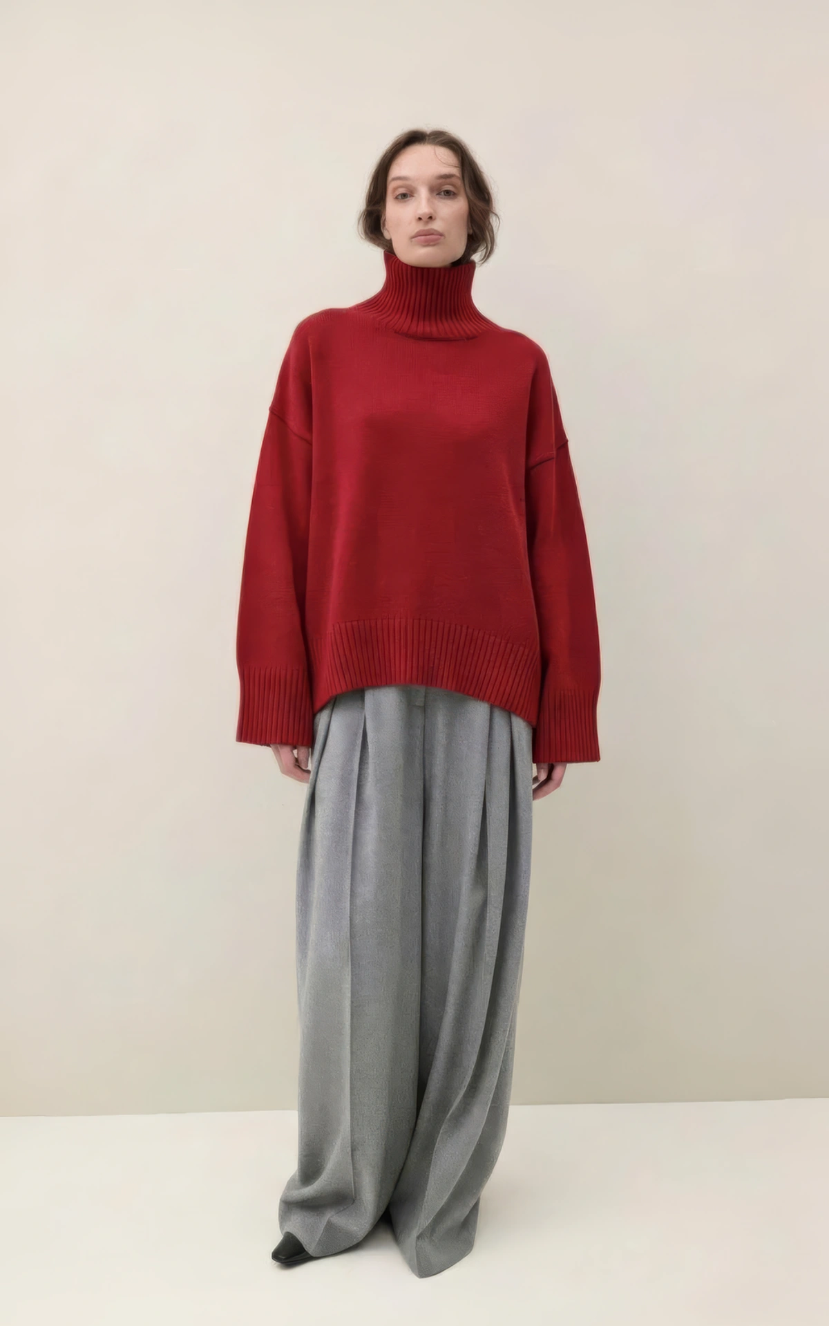 Sweter AMI z wełny z kołnierzem-stójką