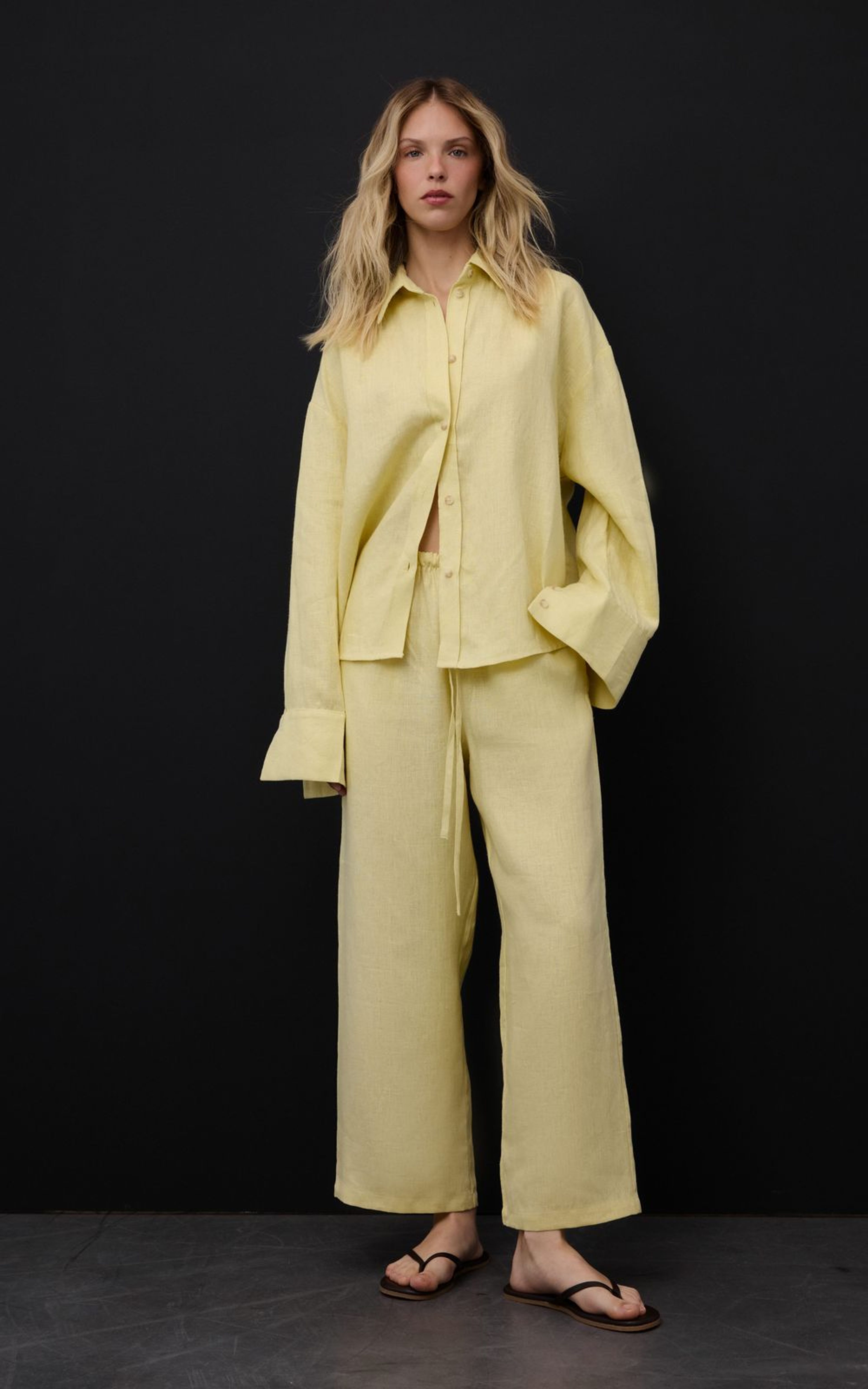 Lniana Koszula z Ozdobnymi Guzikami na Plecach