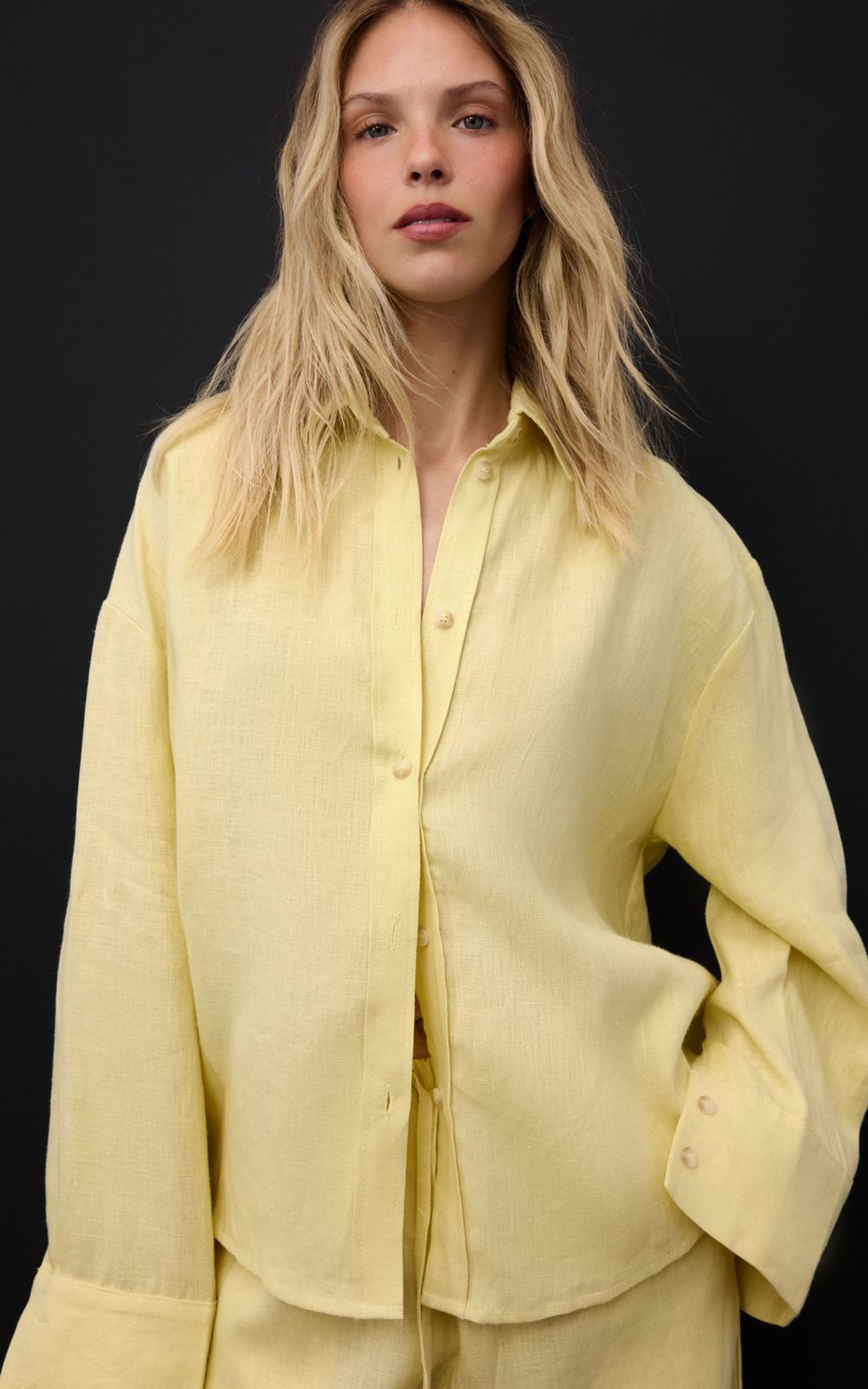 Lniana Koszula z Ozdobnymi Guzikami na Plecach